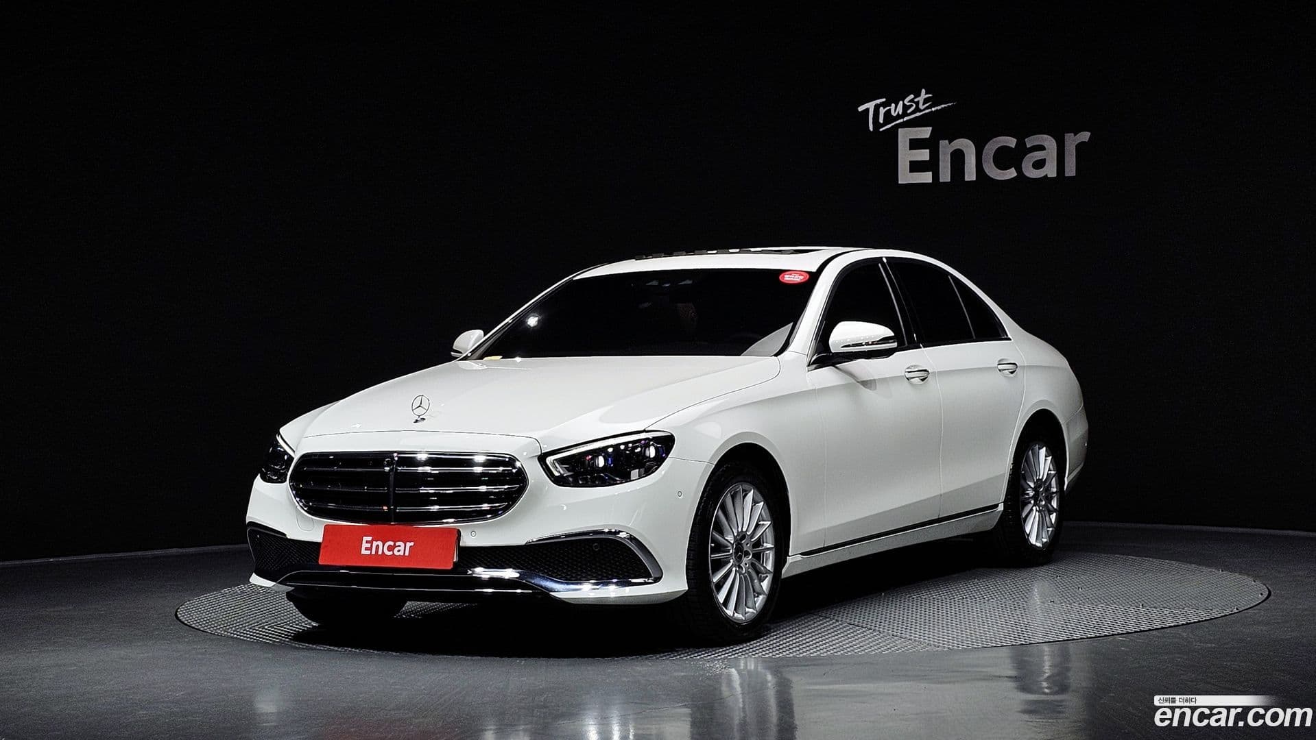 Main__Slider__Photo:E-Class Mercedes-Benz 2022.4-0