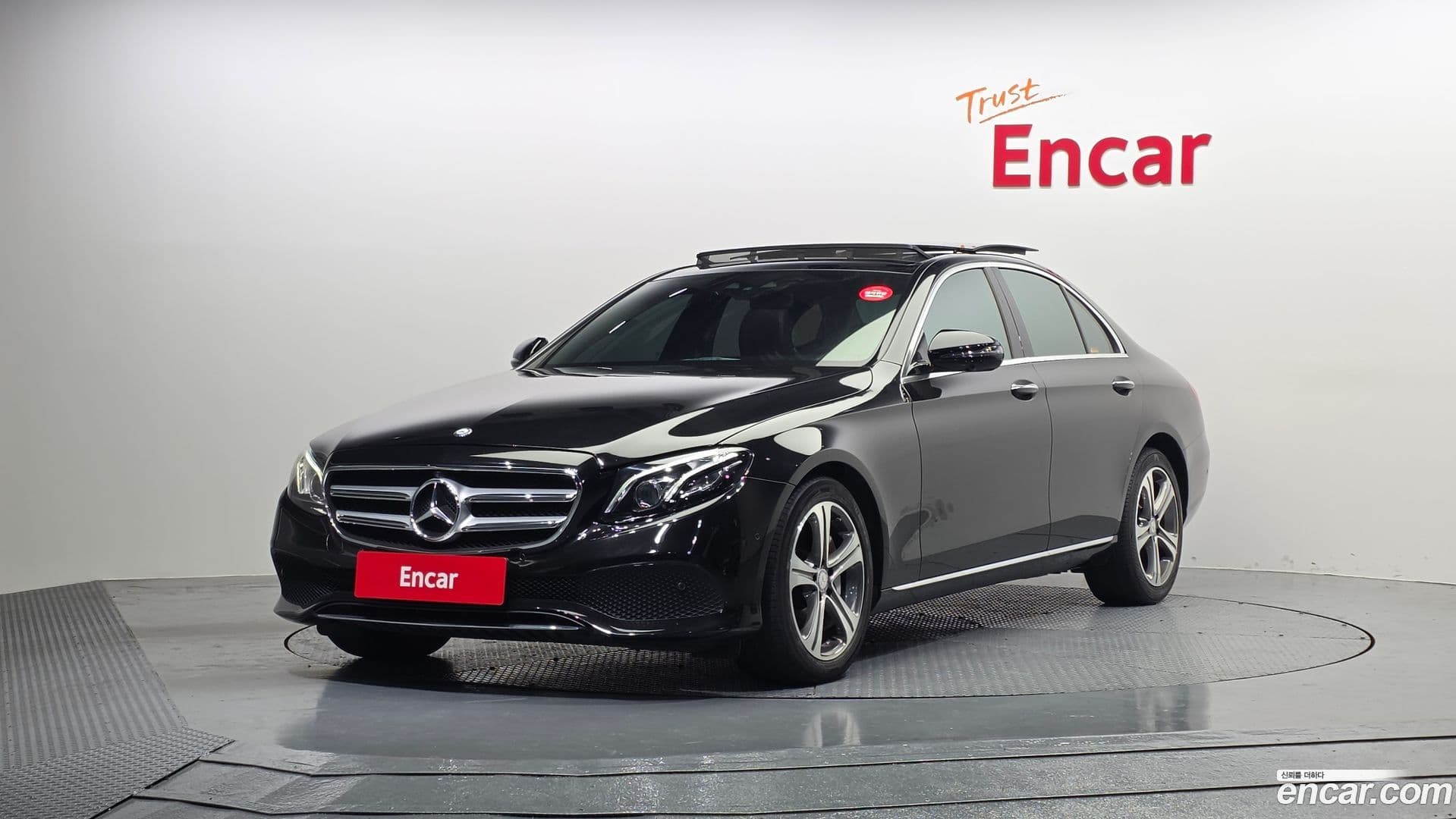 Main__Slider__Photo:E-Class Mercedes-Benz 2016.10-0