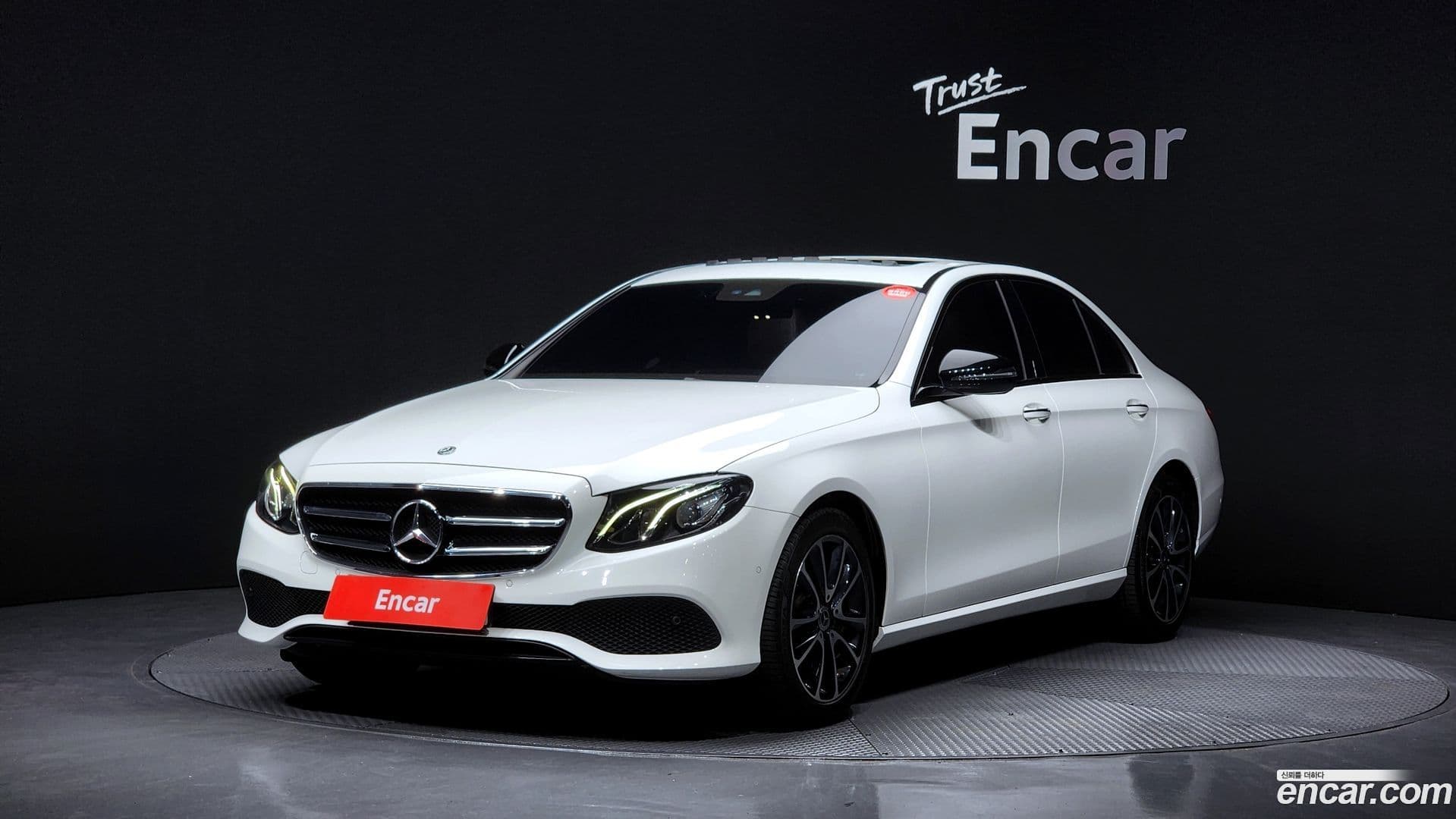 Main__Slider__Photo:E-Class Mercedes-Benz 2020.5-0