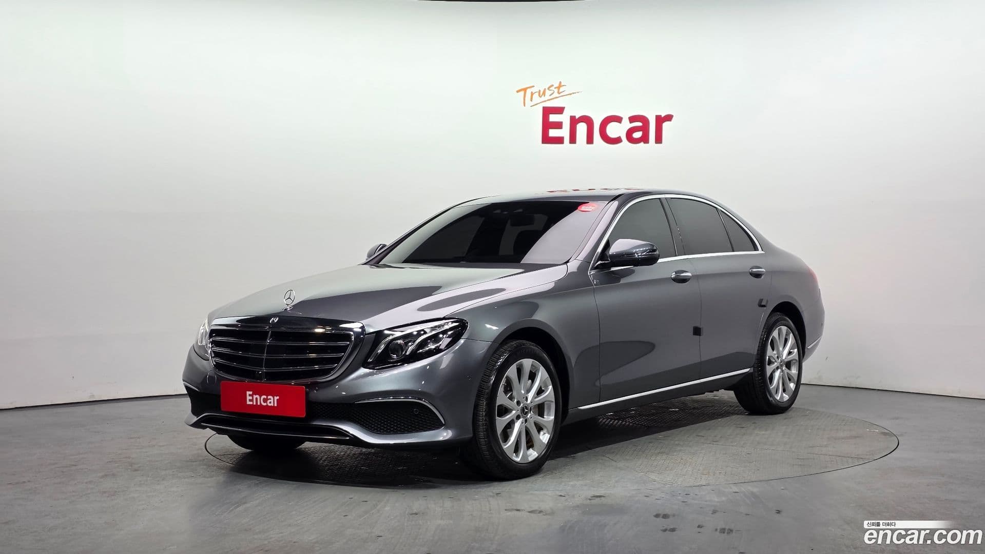 Main__Slider__Photo:E-Class Mercedes-Benz 2020.4-0