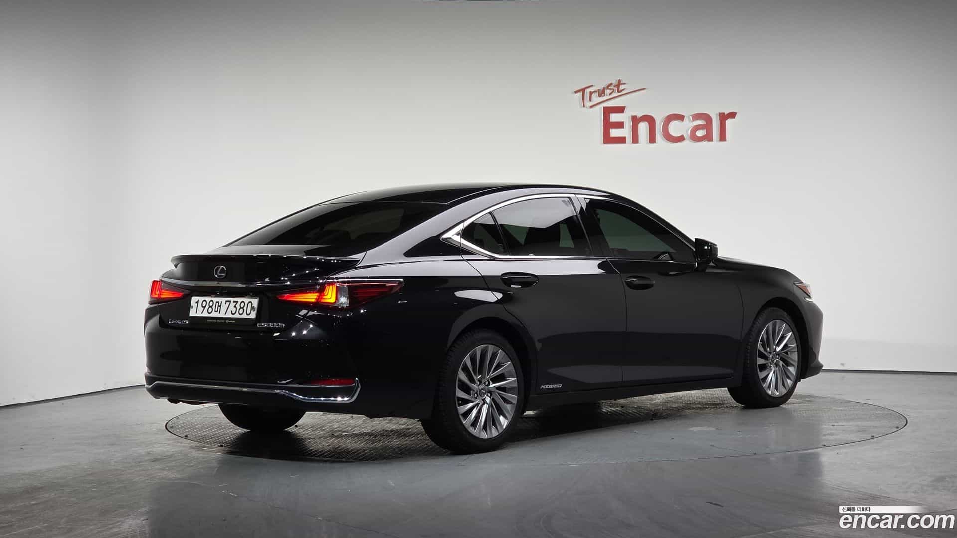ES Lexus 2018.10-OUTER-002