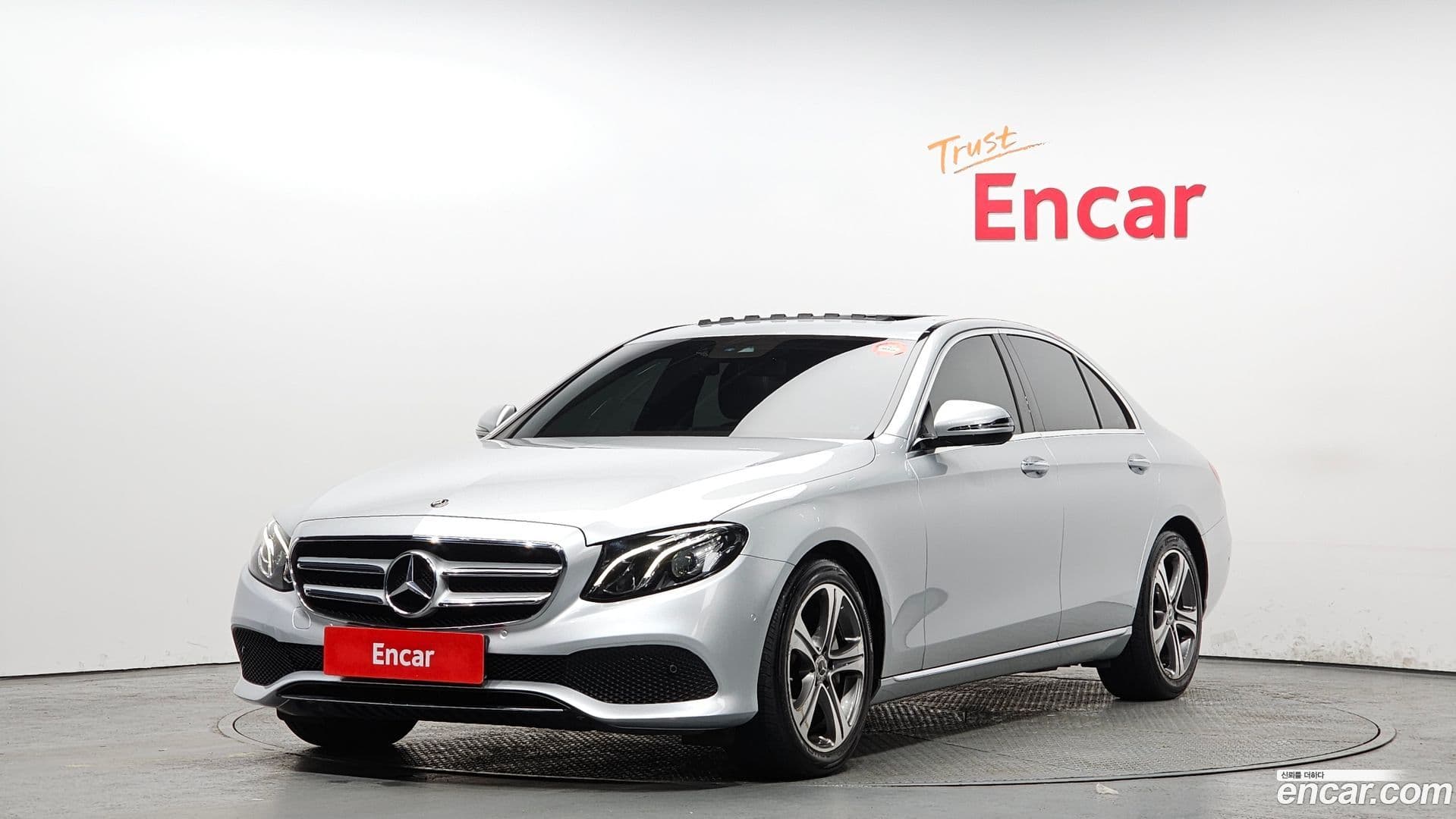 Main__Slider__Photo:E-Class Mercedes-Benz 2019.4-0