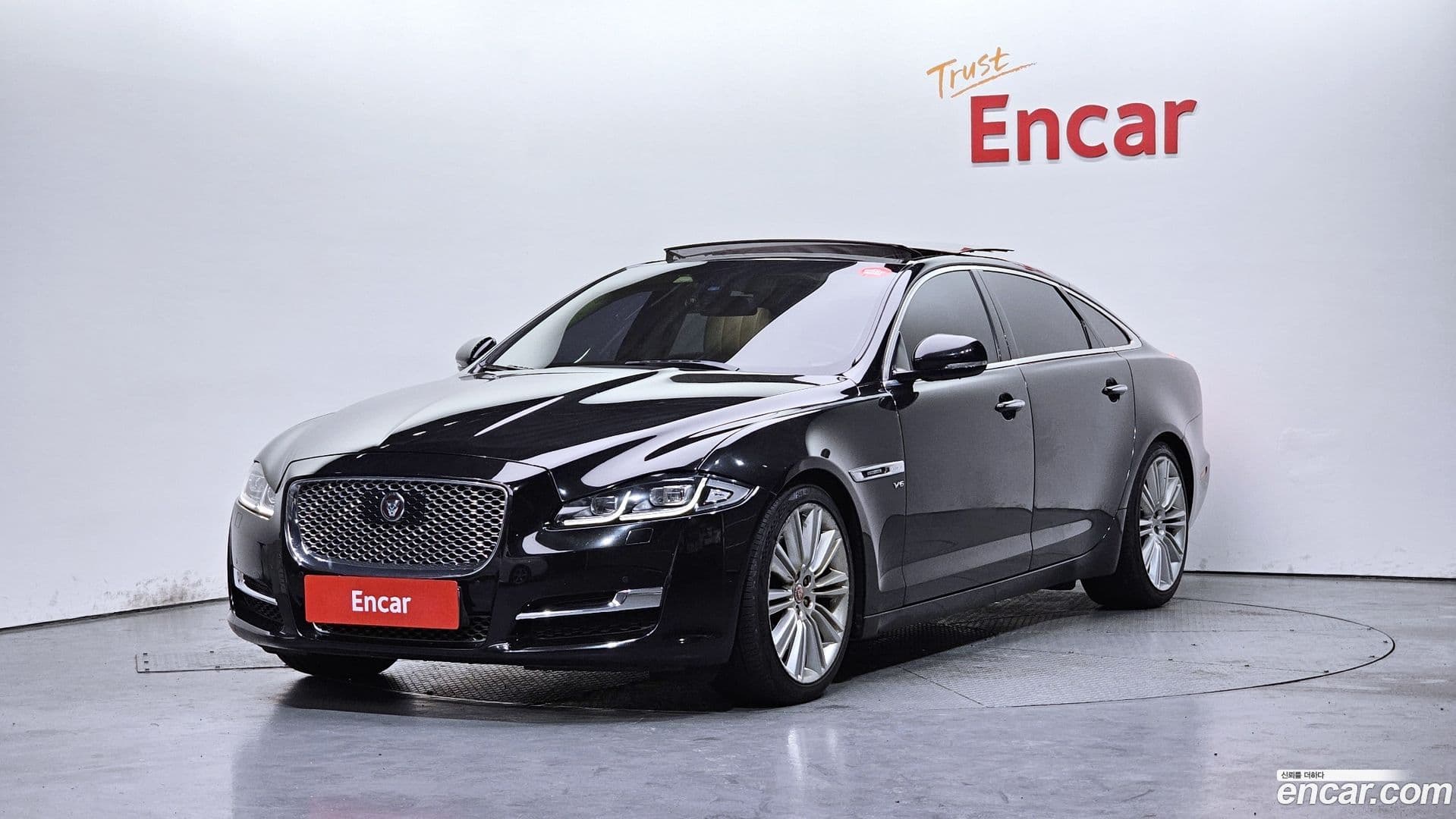 Main__Slider__Photo:XJ Jaguar 2016.8-0