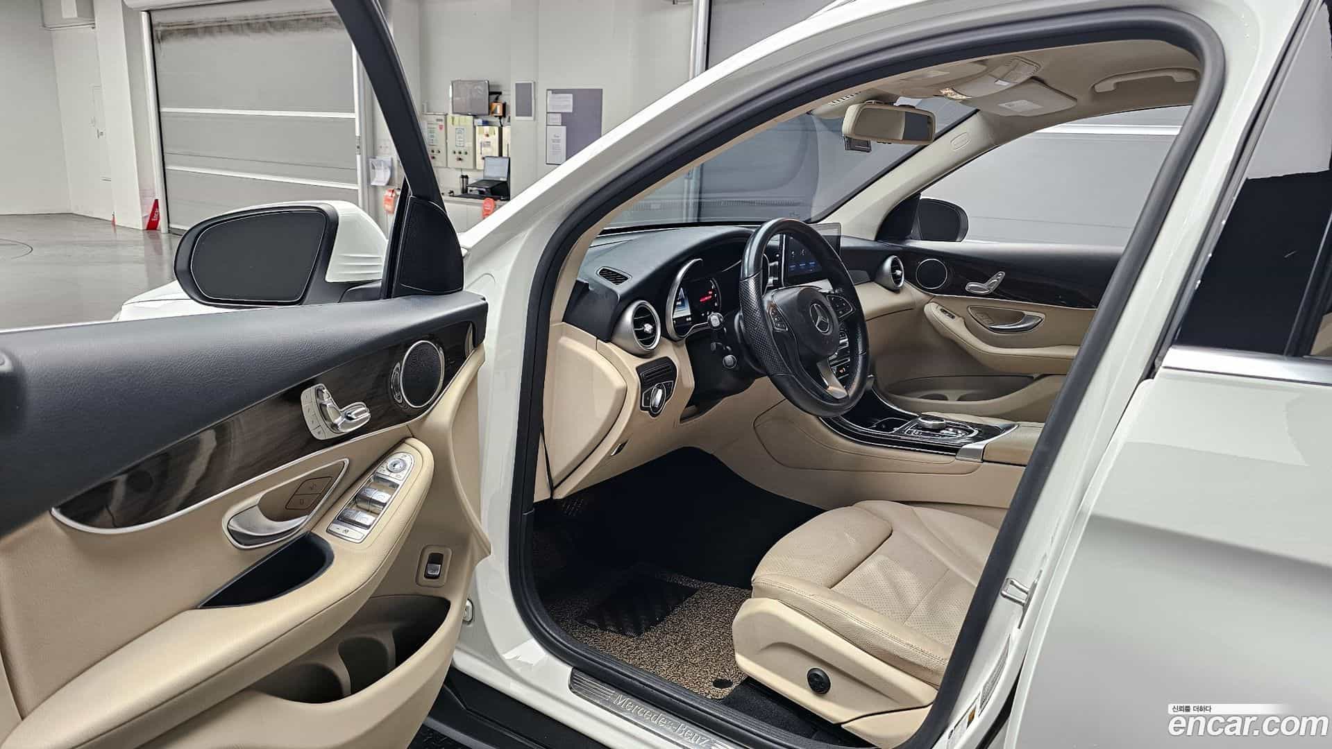 GLC-Class Mercedes-Benz 2017.11-INNER-010