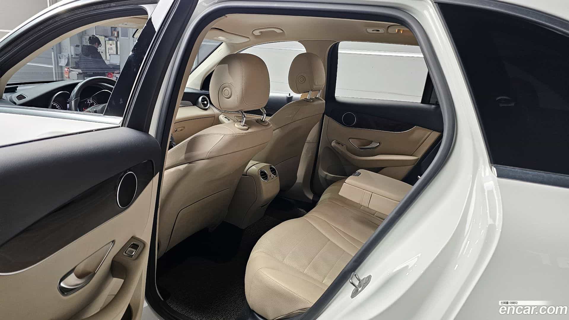 GLC-Class Mercedes-Benz 2017.11-OPTION-015