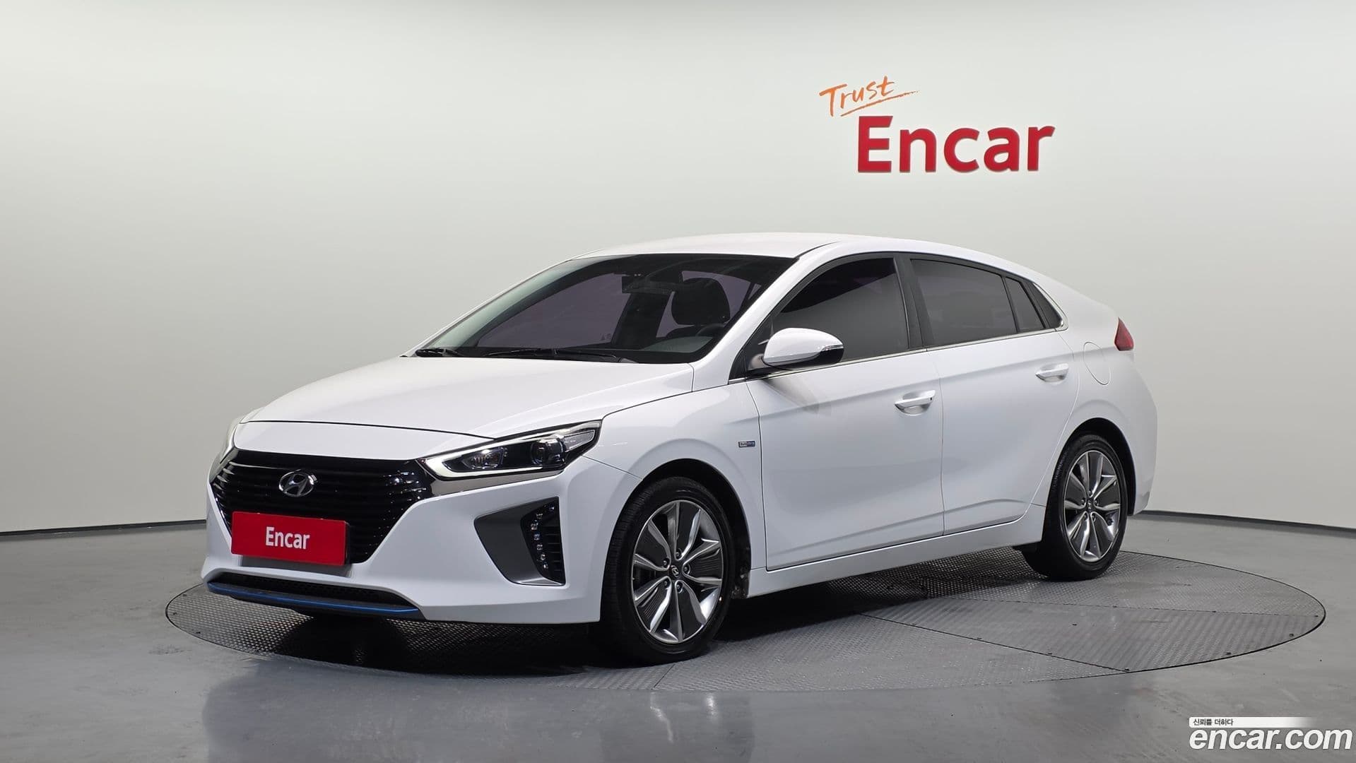 Main__Slider__Photo:Ioniq Hyundai 2016.1-0