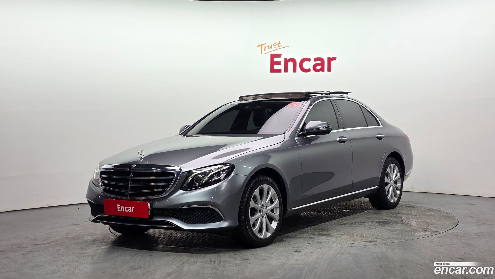 Main__Slider__Photo:E-Class Mercedes-Benz 2017.0-0