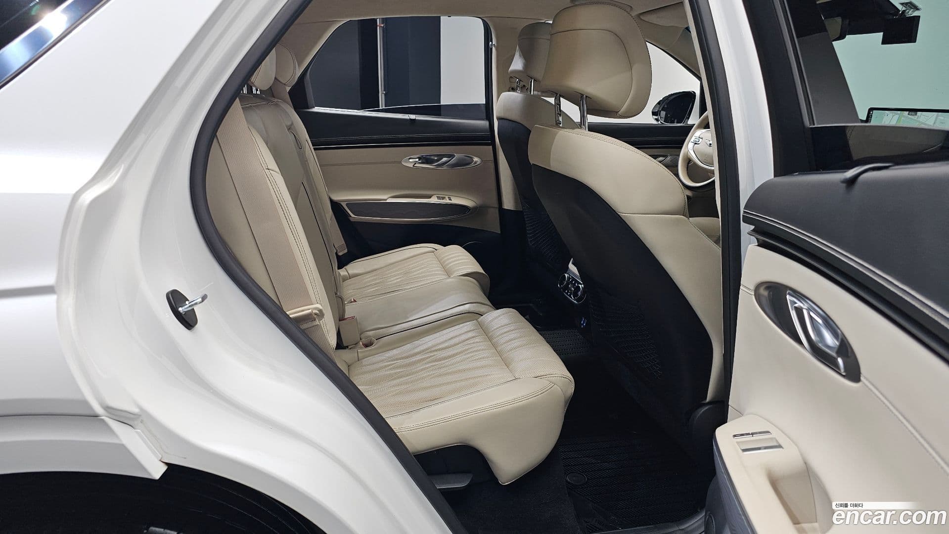 Main__Slider__Photo:GV70 Genesis 2022.0-11
