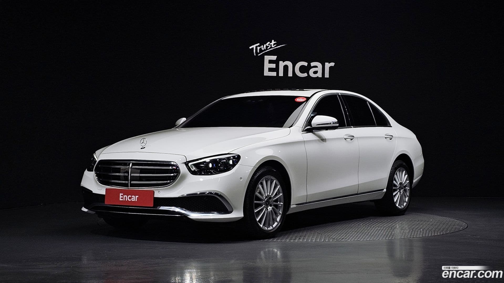 Main__Slider__Photo:E-Class Mercedes-Benz 2023.8-0