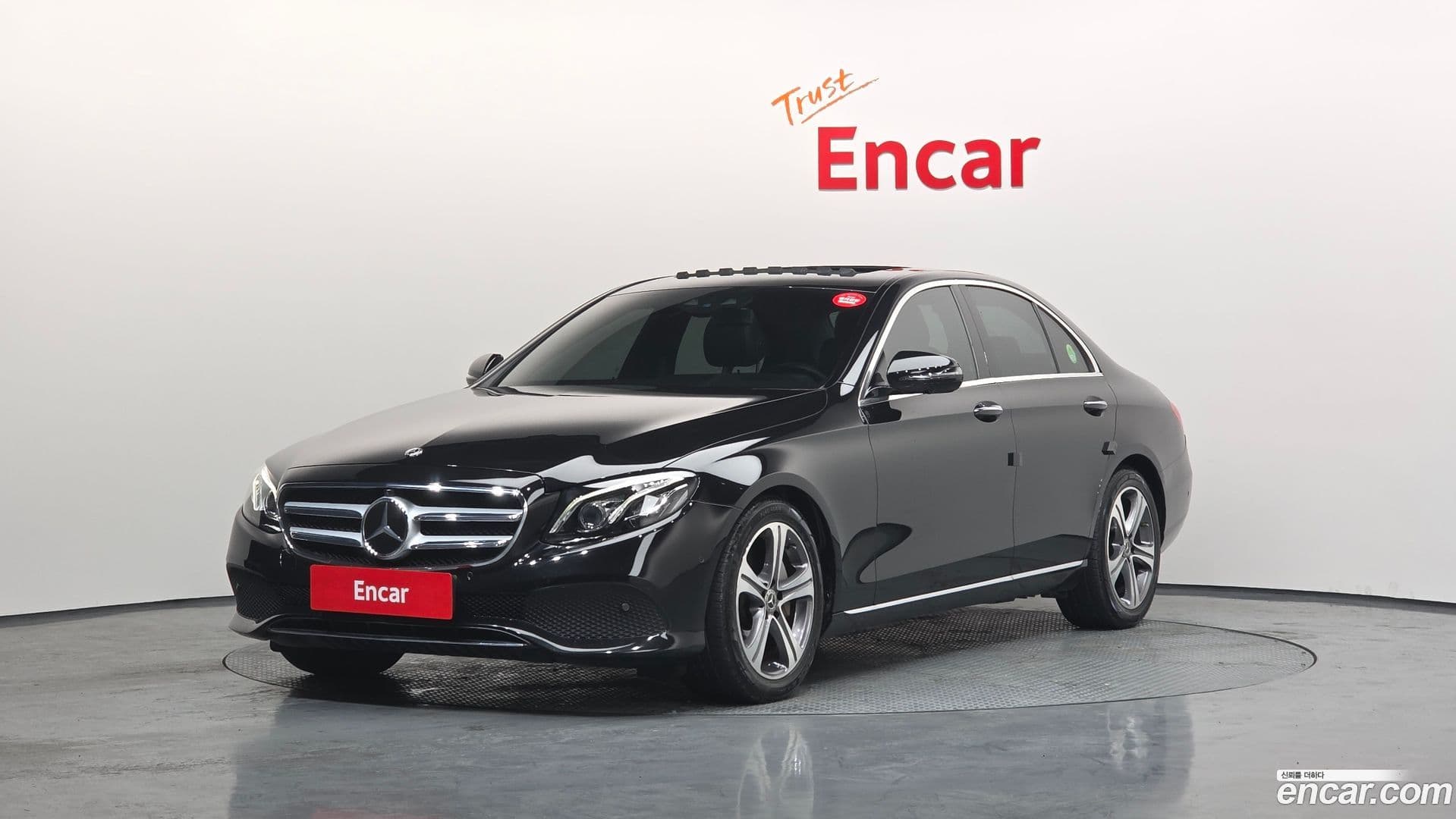 Main__Slider__Photo:E-Class Mercedes-Benz 2020.0-0