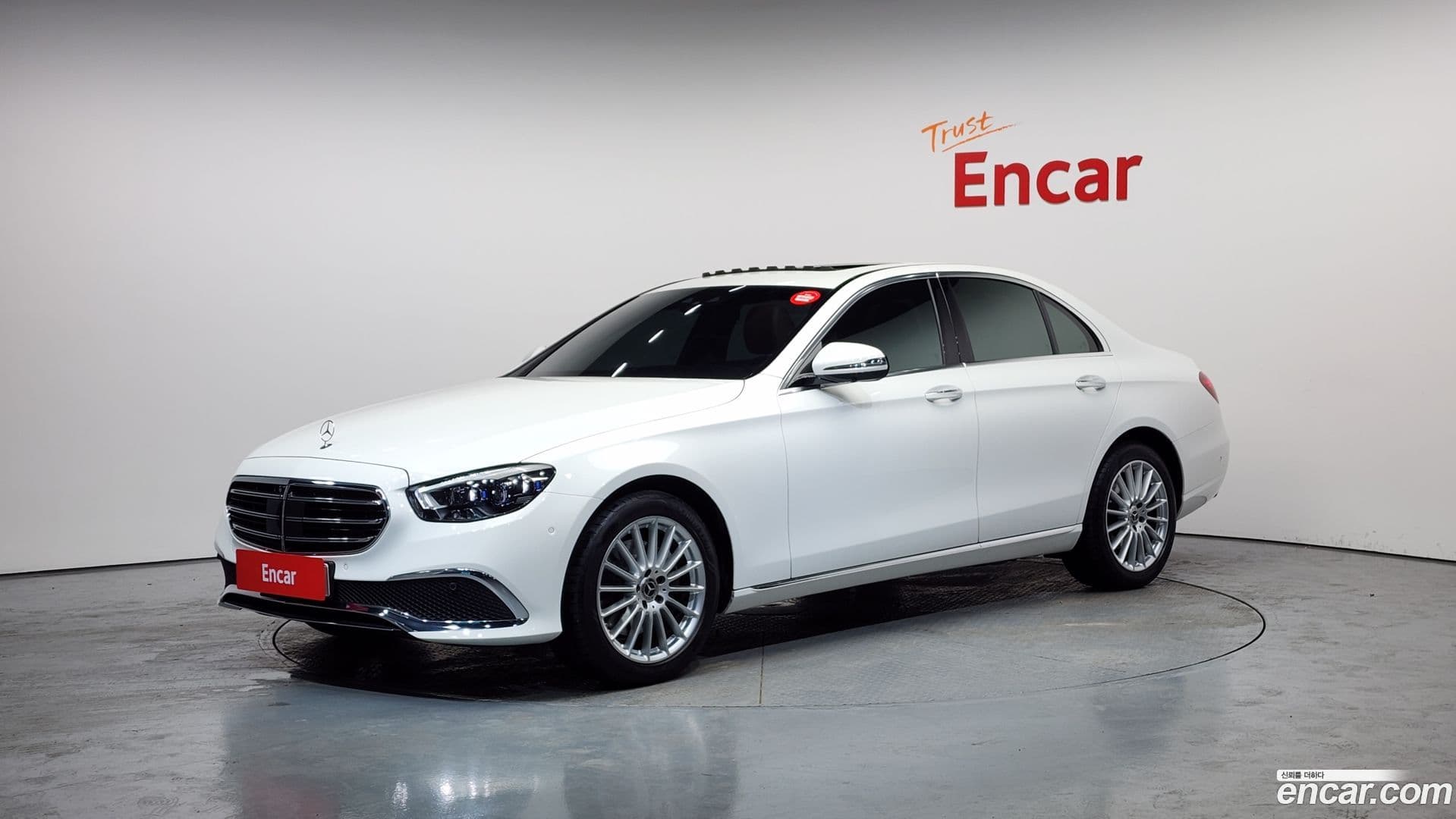 Main__Slider__Photo:E-Class Mercedes-Benz 2022.4-0