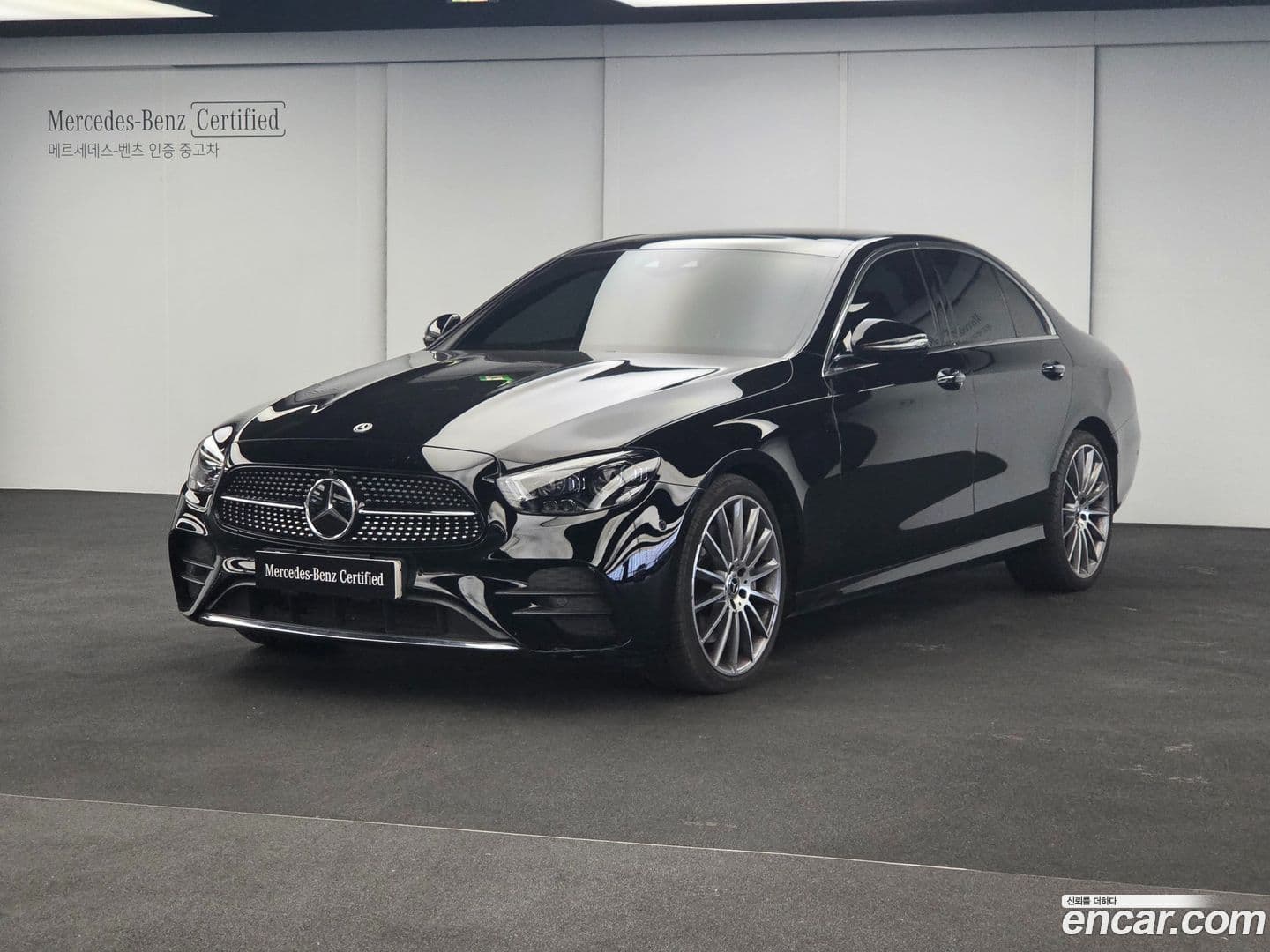 Main__Slider__Photo:E-Class Mercedes-Benz 2022.3-0