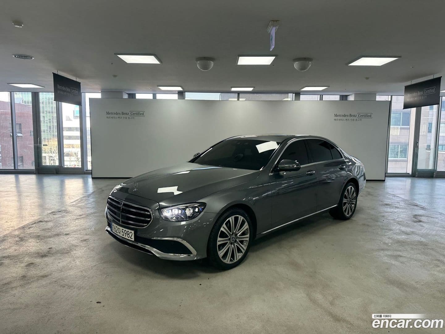 Main__Slider__Photo:E-Class Mercedes-Benz 2022.11-0