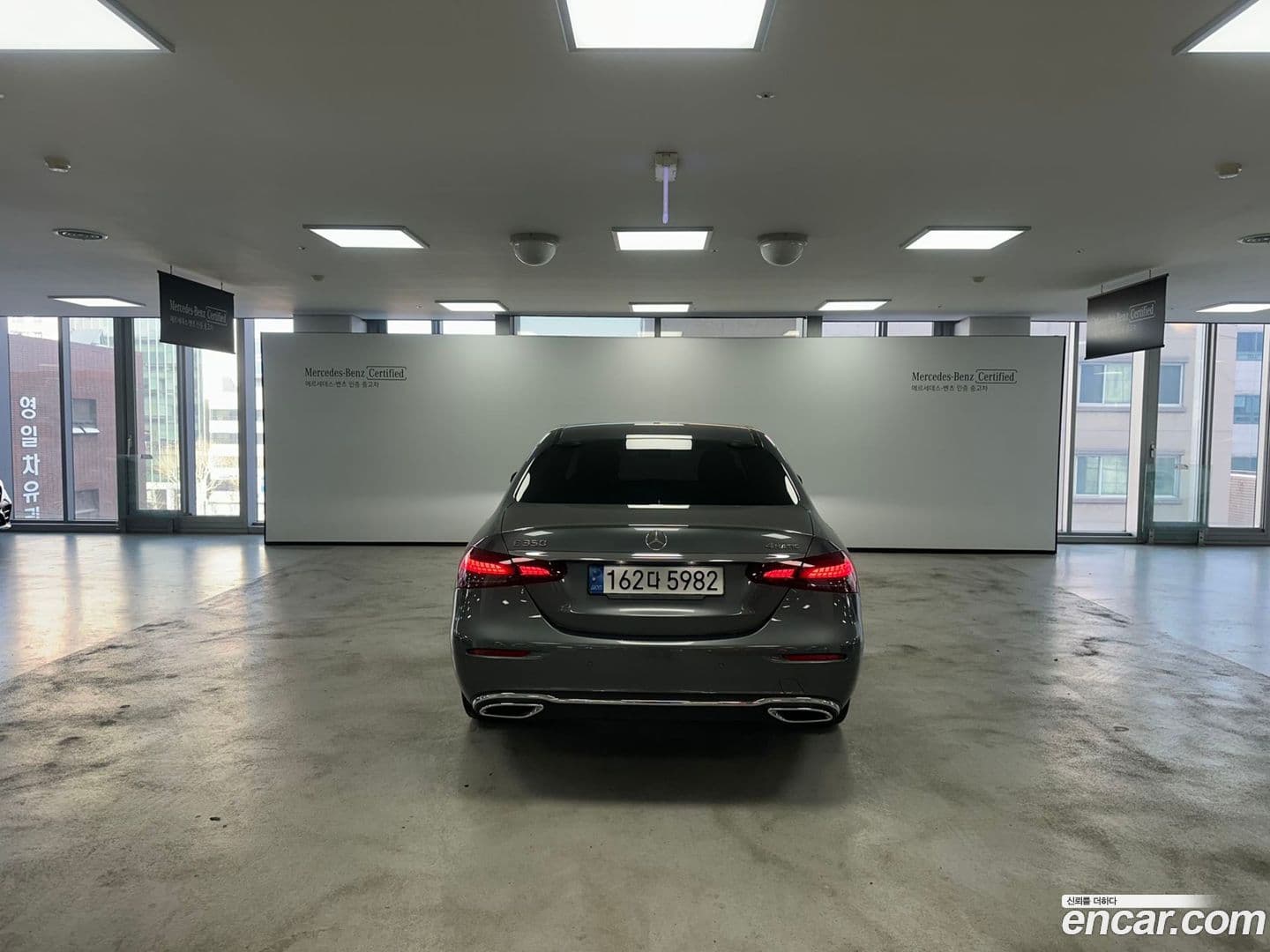 Main__Slider__Photo:E-Class Mercedes-Benz 2022.11-3
