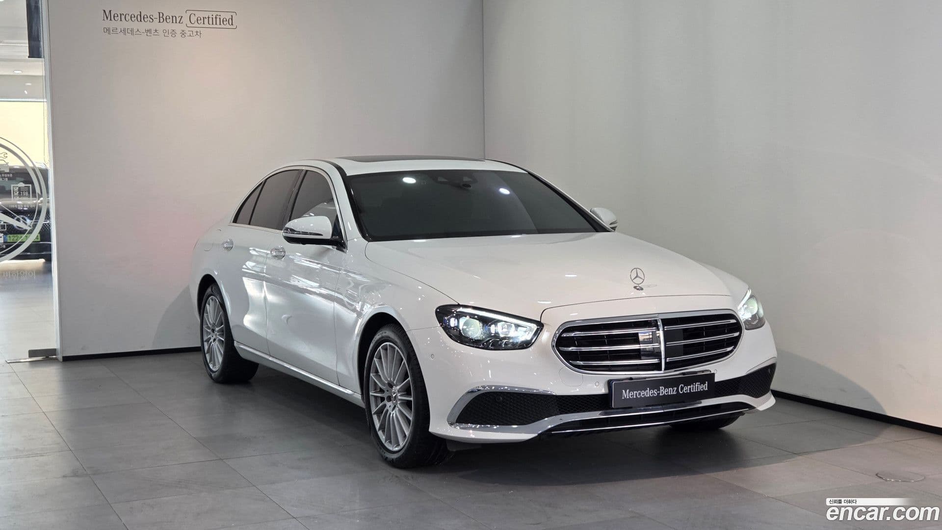Main__Slider__Photo:E-Class Mercedes-Benz 2021.11-0