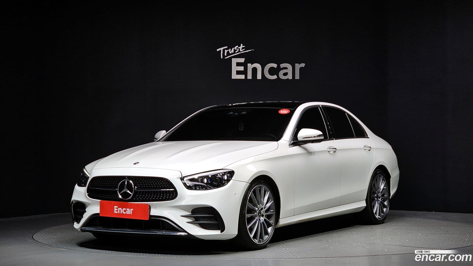 Main__Slider__Photo:E-Class Mercedes-Benz 2022.6-0