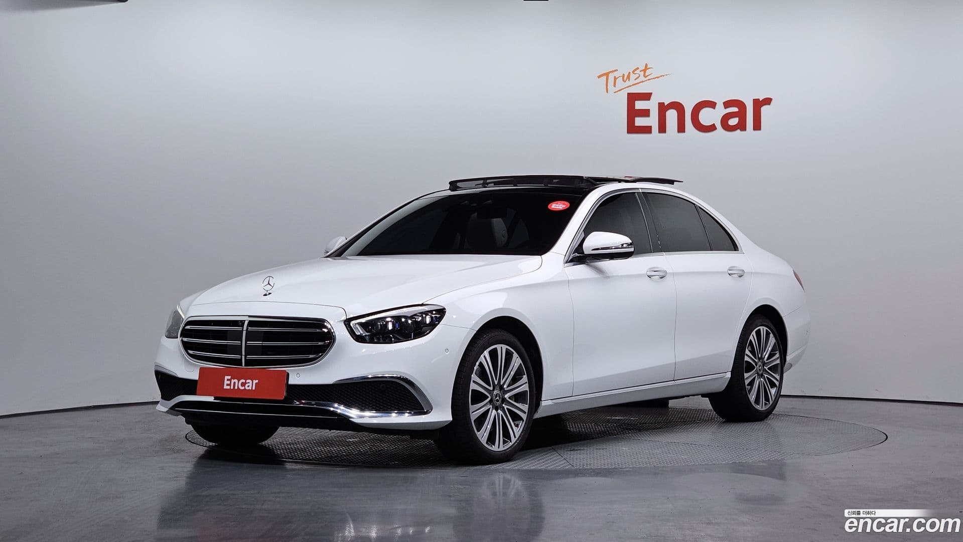 Main__Slider__Photo:E-Class Mercedes-Benz 2022.2-0