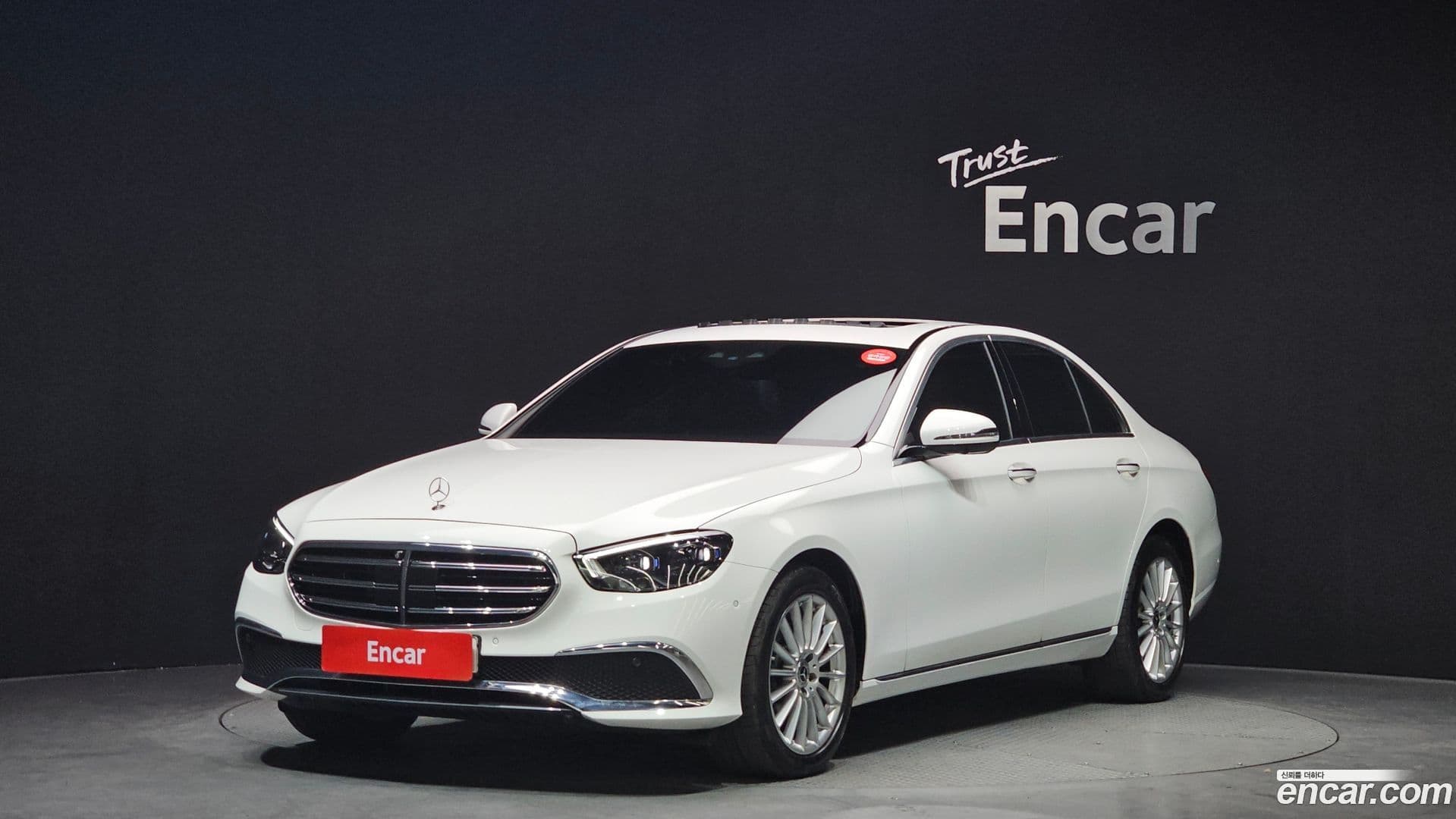 Main__Slider__Photo:E-Class Mercedes-Benz 2022.9-0