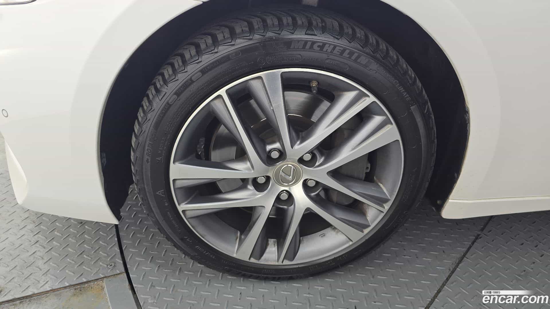 IS Lexus 2017.10-OUTER-005
