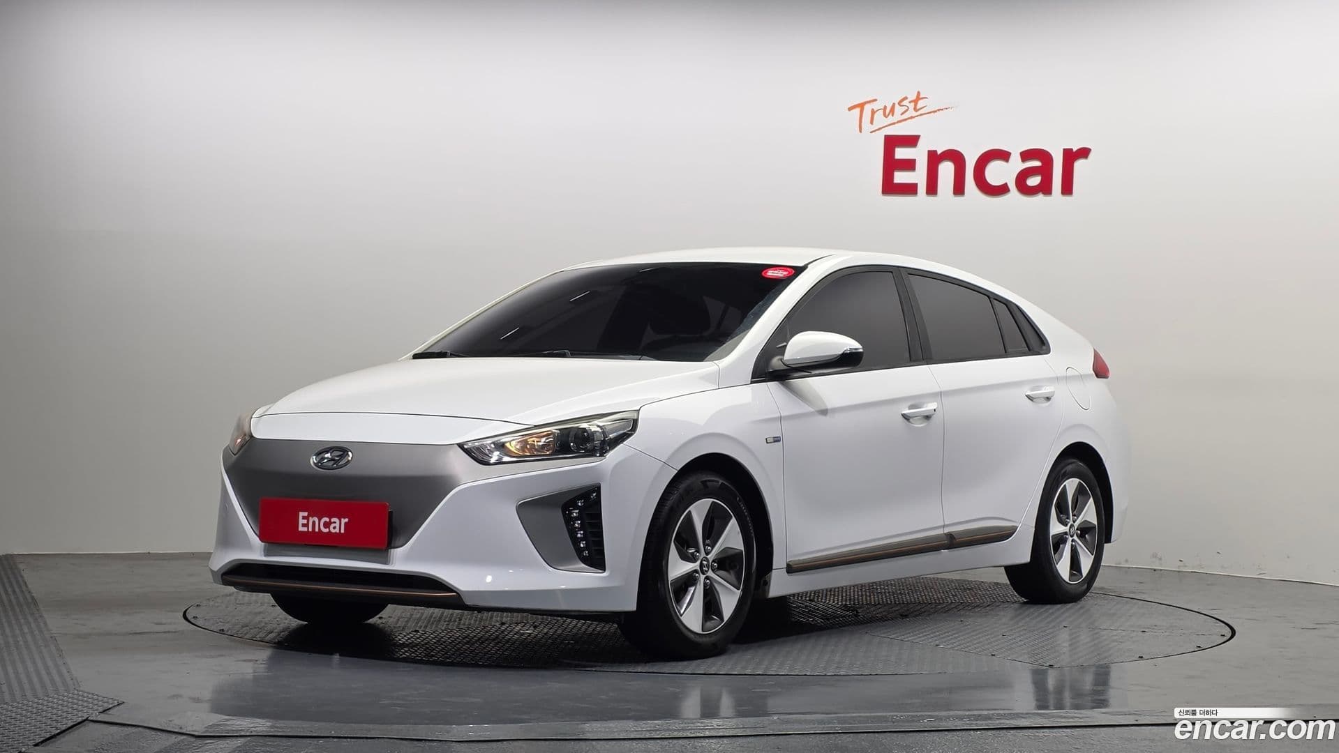 Main__Slider__Photo:Ioniq Hyundai 2017.11-0