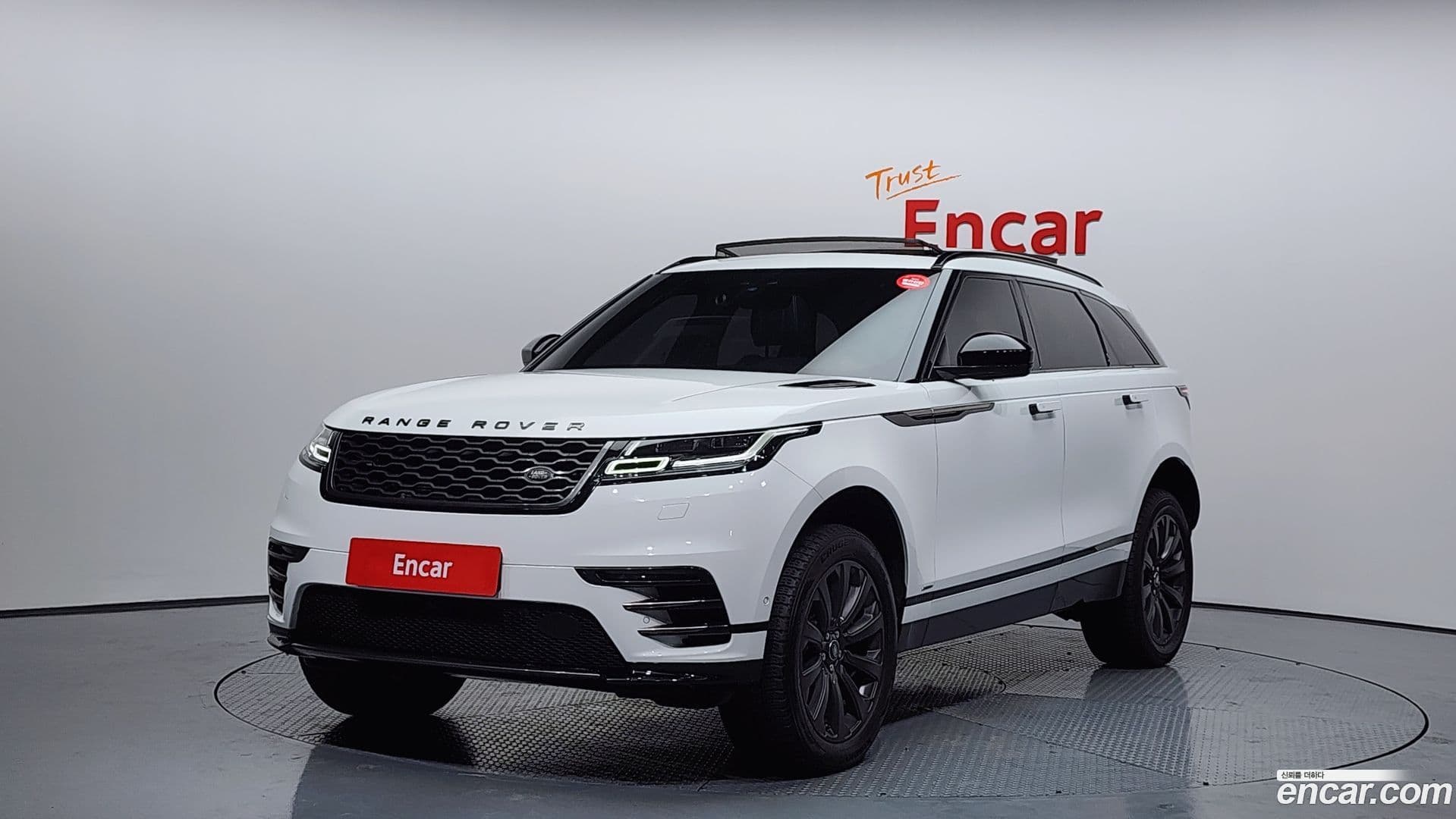 Main__Slider__Photo:Range Rover Velar Land Rover 2019.11-0