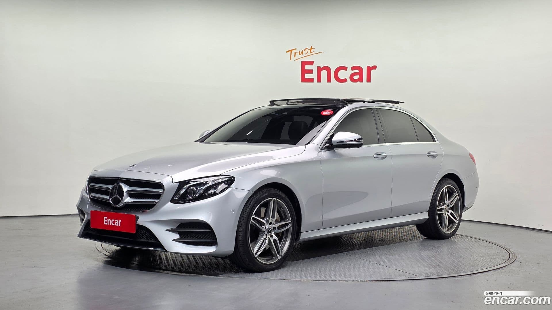 Main__Slider__Photo:E-Class Mercedes-Benz 2020.5-0