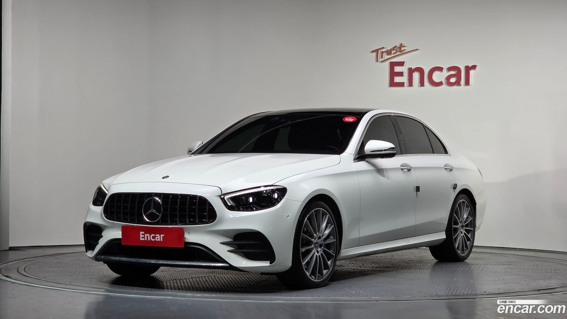Main__Slider__Photo:E-Class Mercedes-Benz 2020.9-0