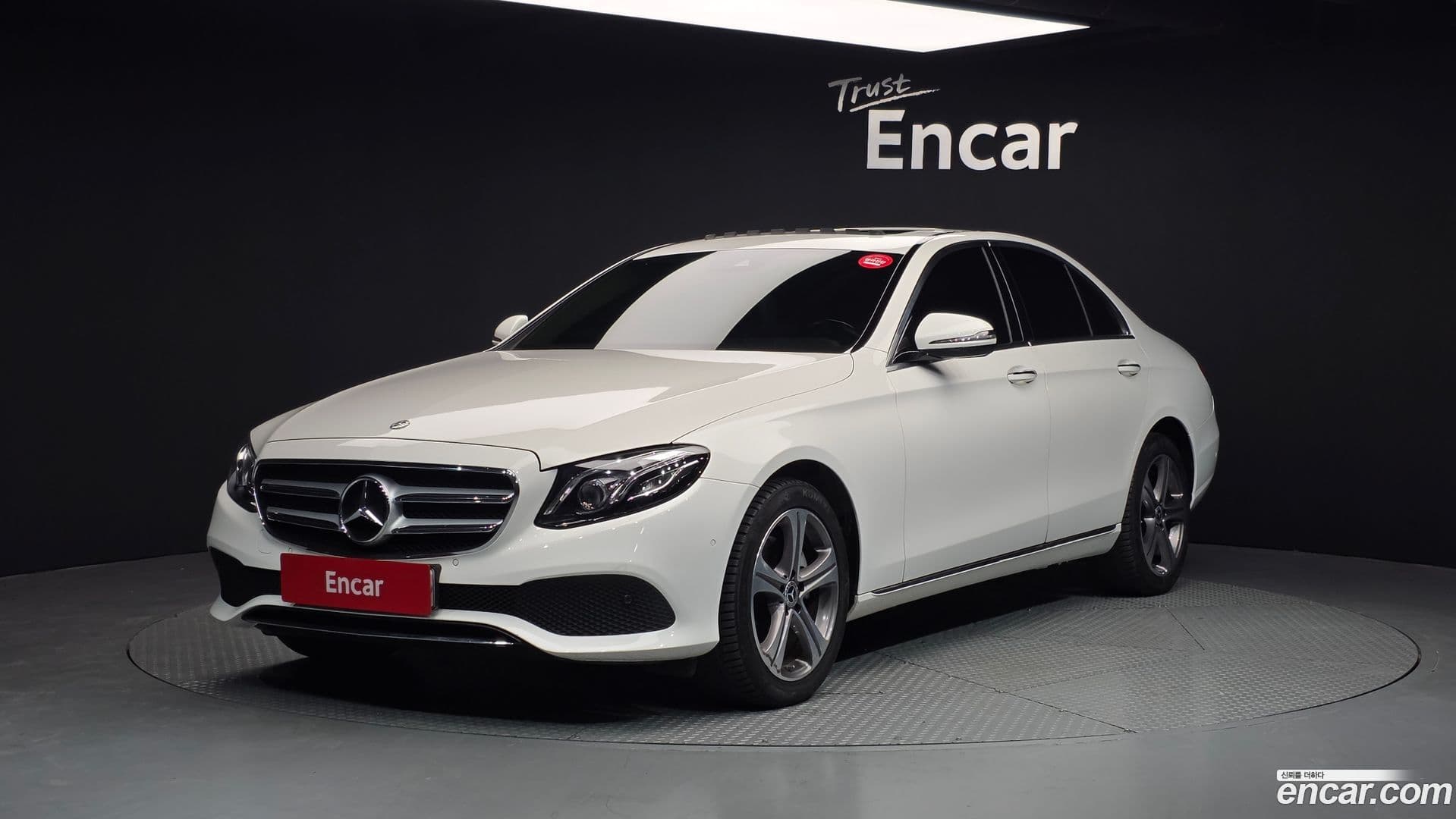 Main__Slider__Photo:E-Class Mercedes-Benz 2019.0-0