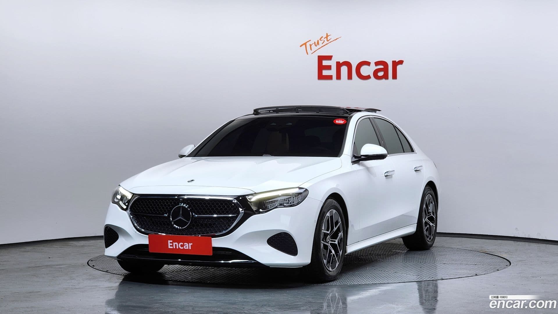 Main__Slider__Photo:E-Class Mercedes-Benz 2025.4-0