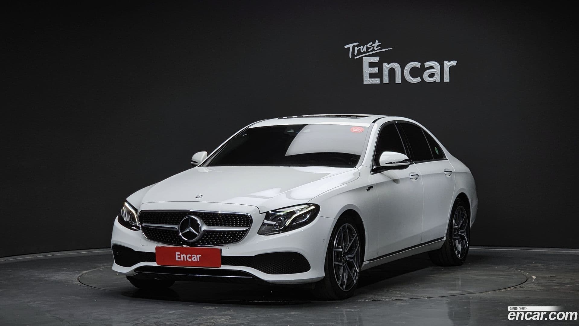 Main__Slider__Photo:E-Class Mercedes-Benz 2017.2-0
