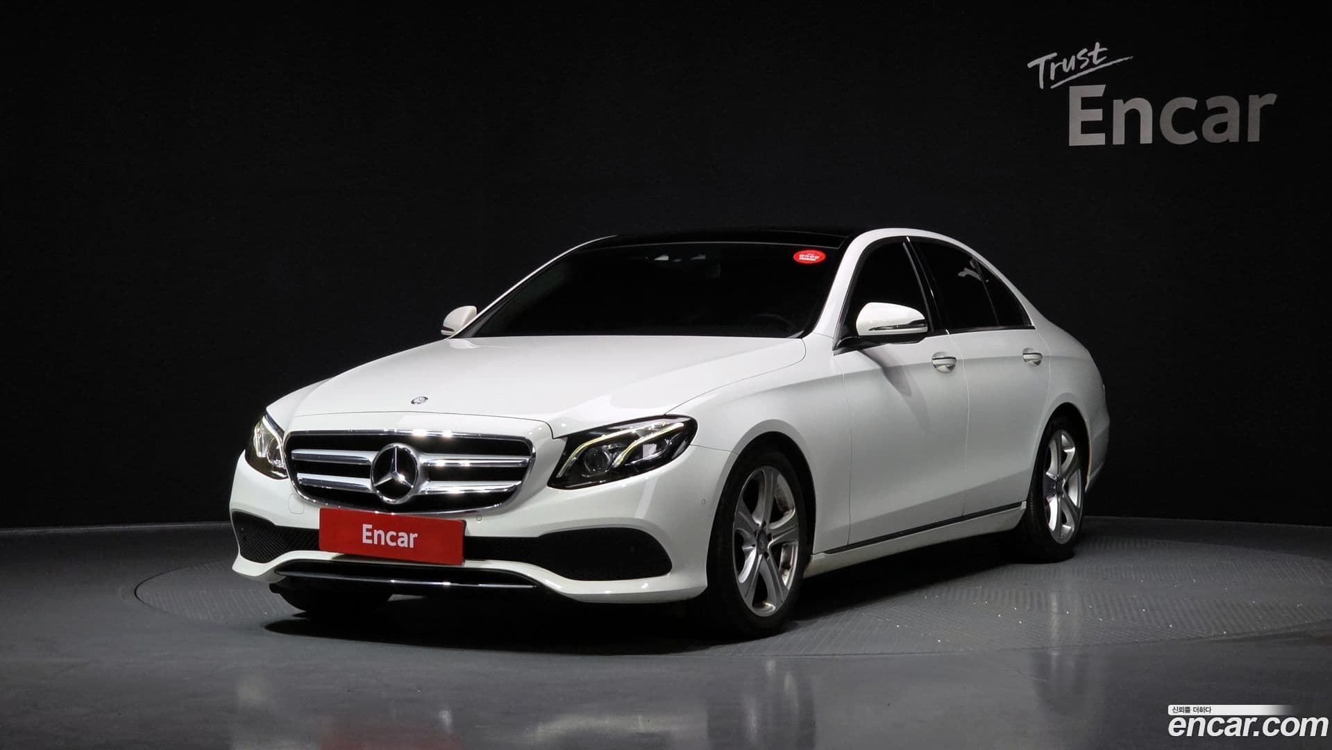 Main__Slider__Photo:E-Class Mercedes-Benz 2016.10-0