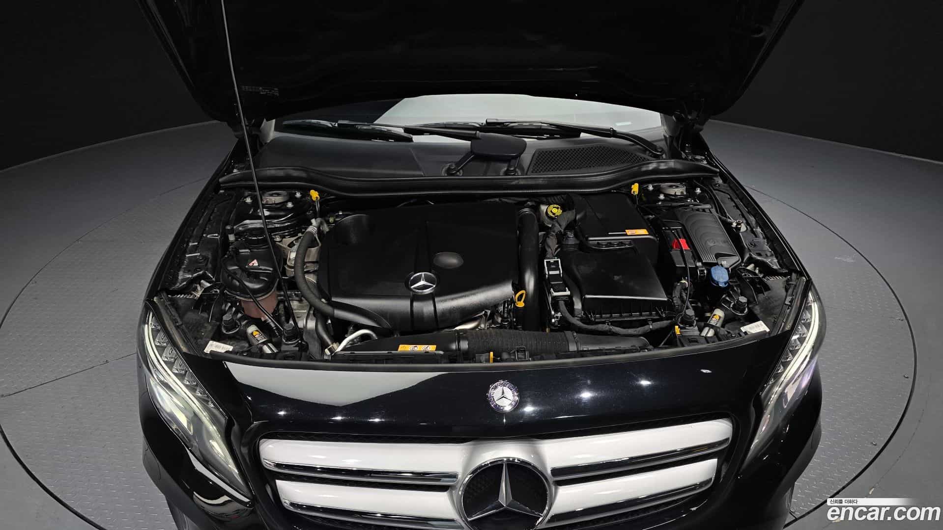 GLA-Class Mercedes-Benz 2015.8-INNER-006