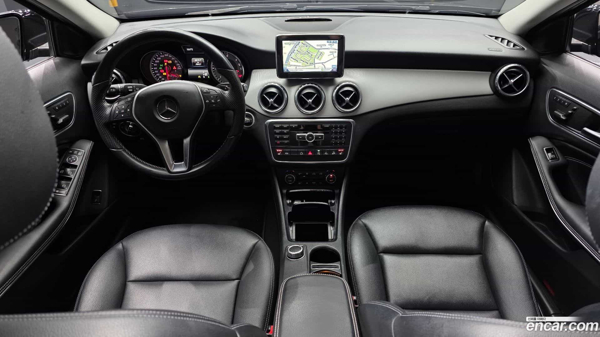 GLA-Class Mercedes-Benz 2015.8-INNER-007