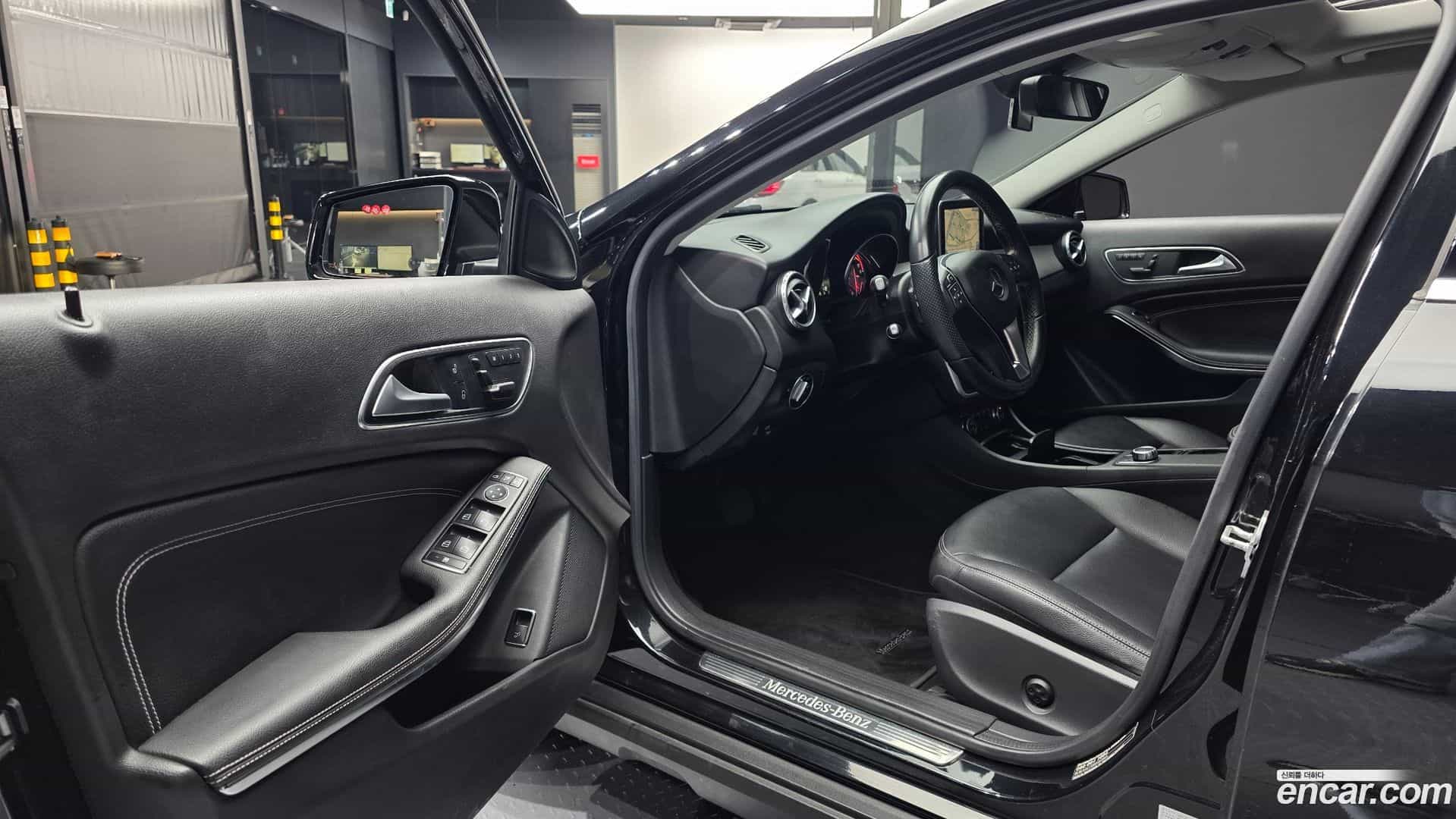 GLA-Class Mercedes-Benz 2015.8-INNER-010