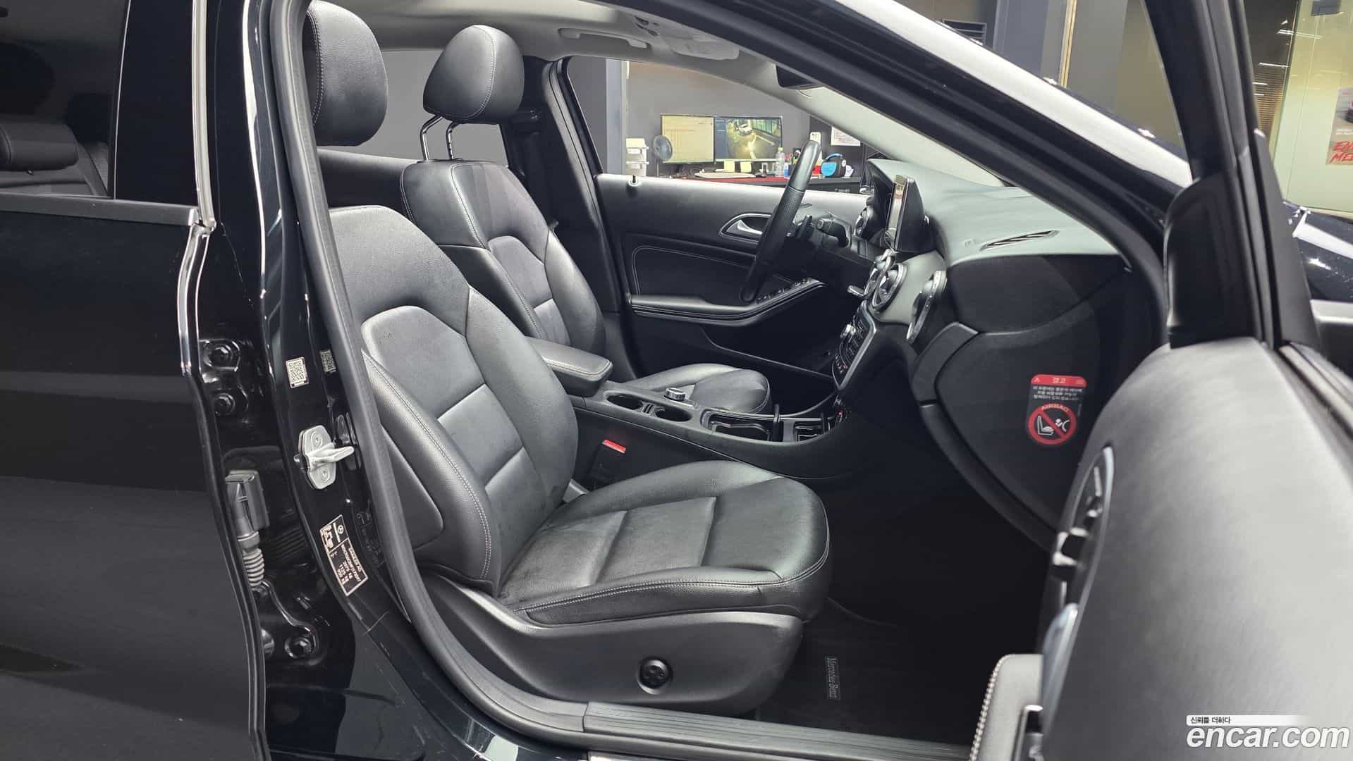 GLA-Class Mercedes-Benz 2015.8-OPTION-015