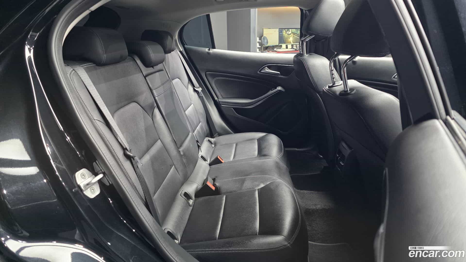 GLA-Class Mercedes-Benz 2015.8-OPTION-016