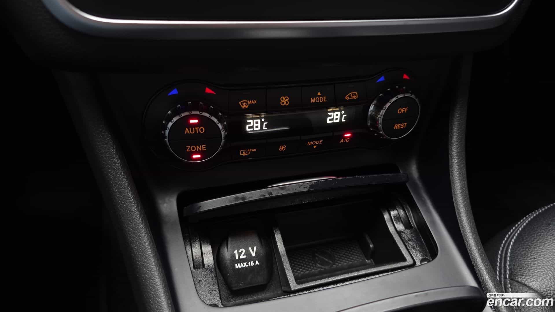 GLA-Class Mercedes-Benz 2015.8-OPTION-020