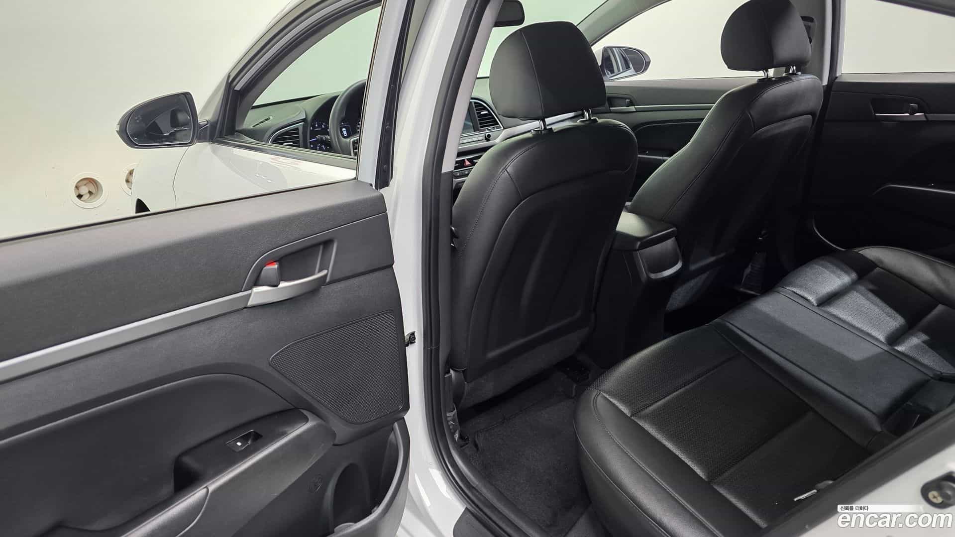 AVANTE Hyundai 2018.7-OPTION-023