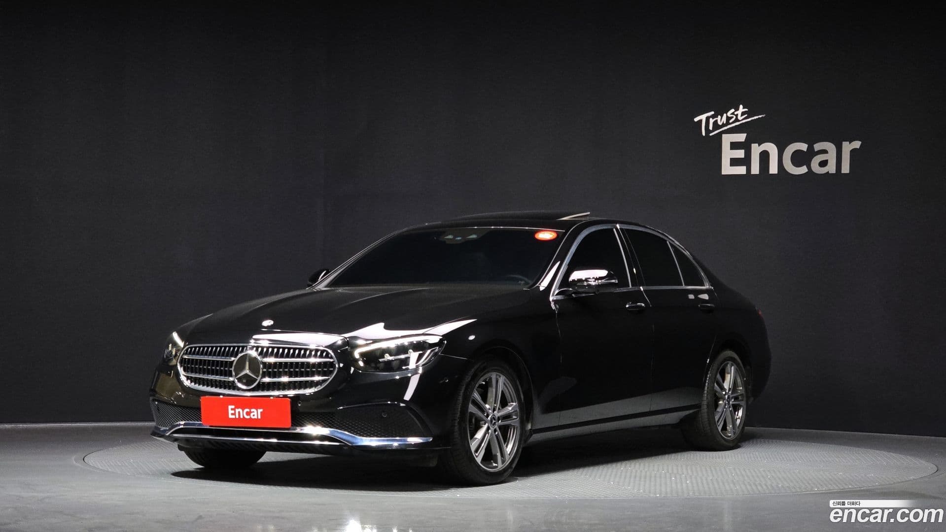 Main__Slider__Photo:E-Class Mercedes-Benz 2022.9-0