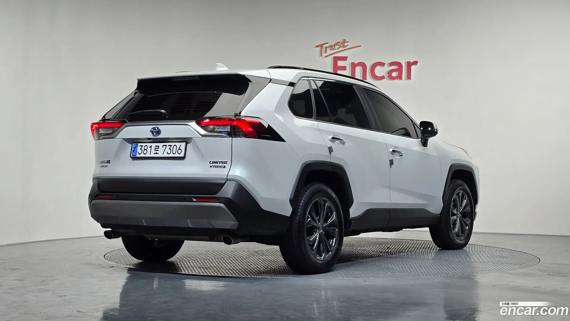 Main__Slider__Photo:RAV4 Toyota 2024.8-1