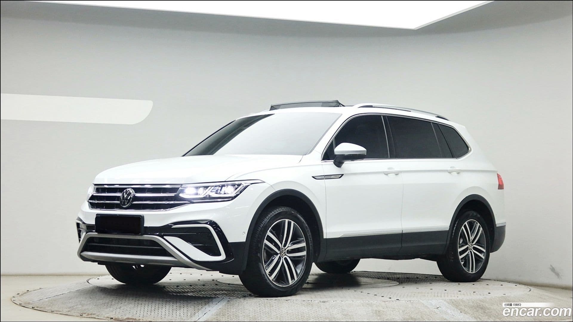 Main__Slider__Photo:Tiguan Volkswagen 2023.7-0