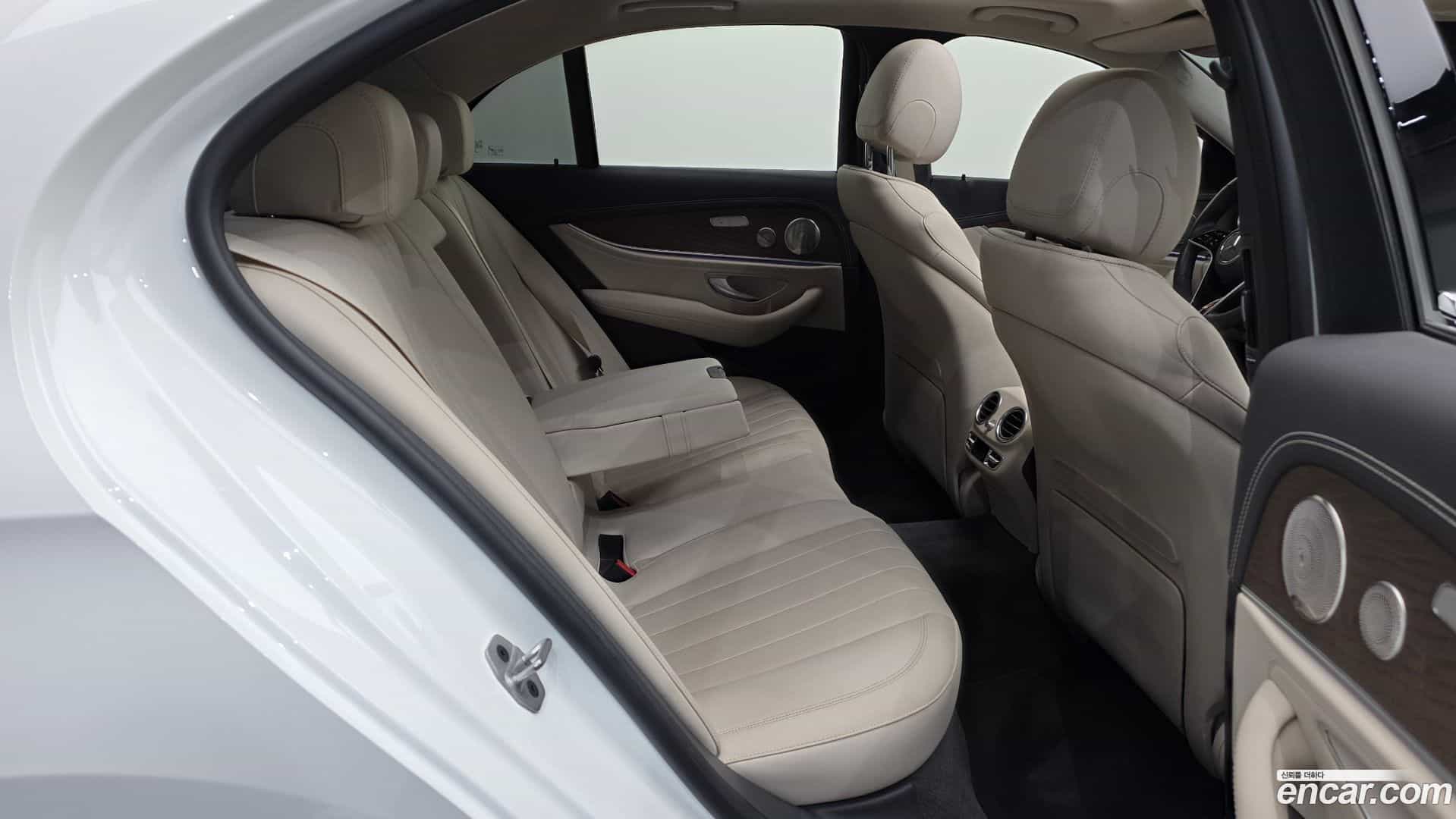 E-Class Mercedes-Benz 2022.9-OPTION-016