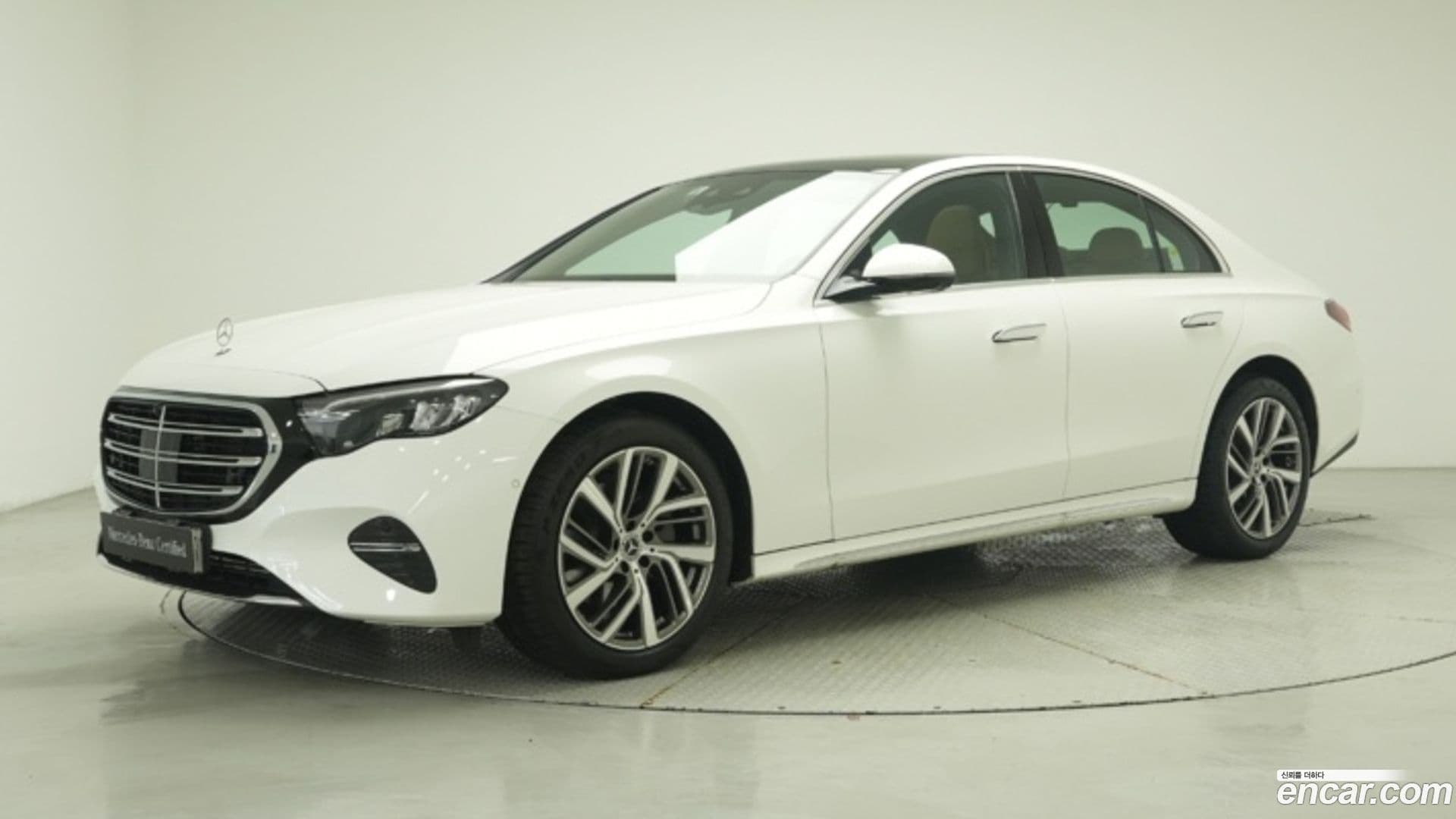 Main__Slider__Photo:E-Class Mercedes-Benz 2024.8-0