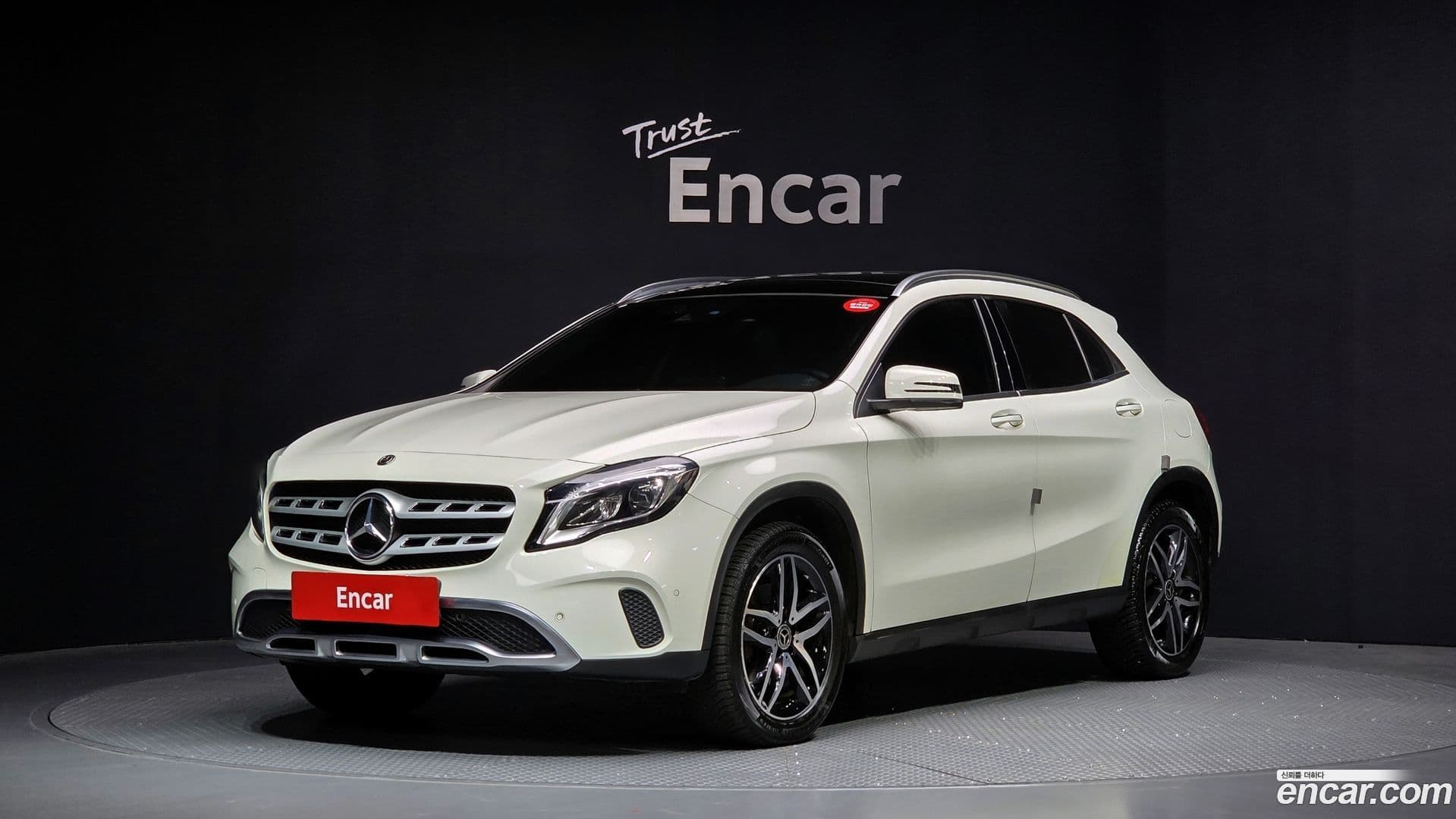 Main__Slider__Photo:GLA-Class Mercedes-Benz 2018.0-0