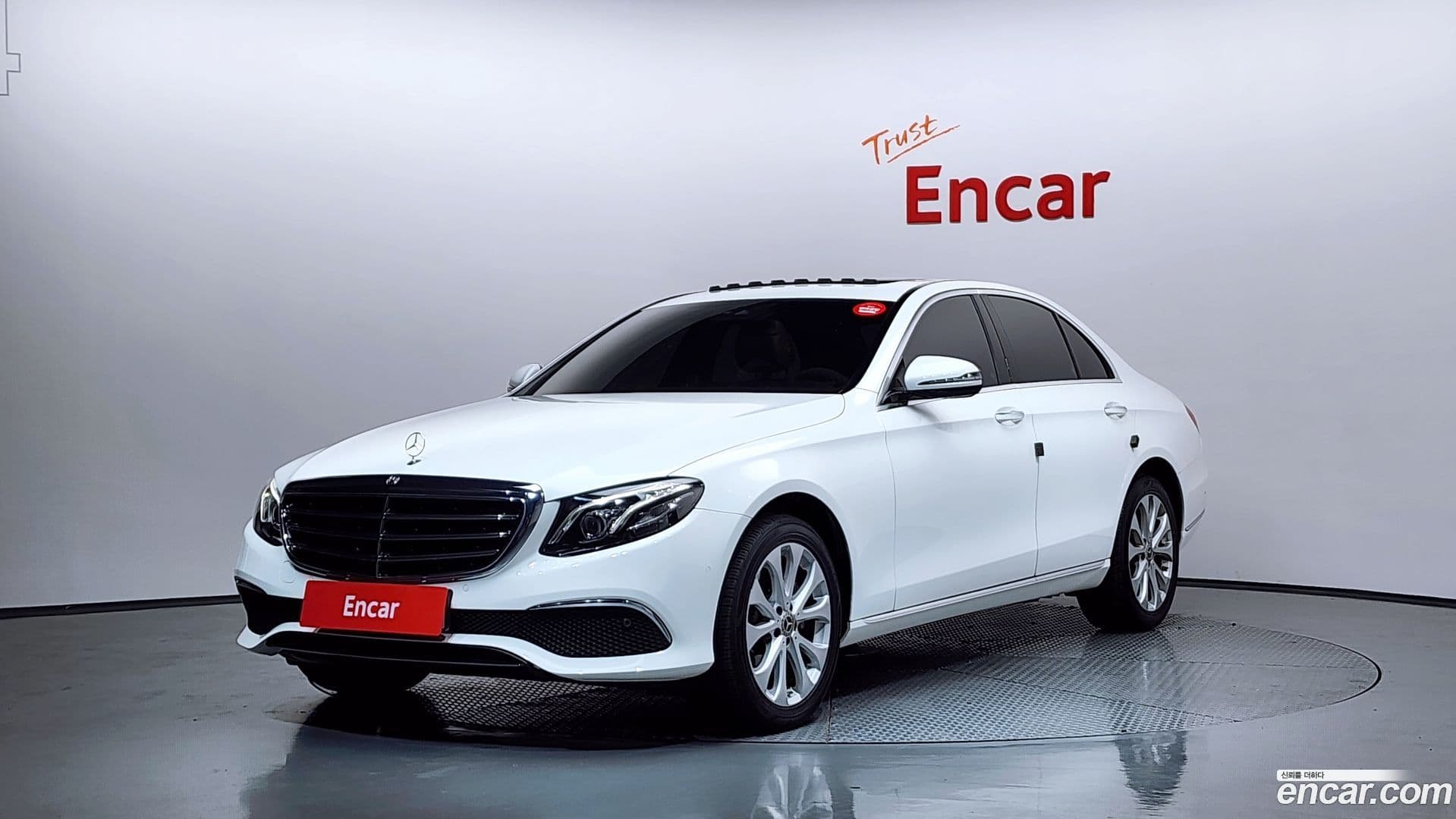Main__Slider__Photo:E-Class Mercedes-Benz 2019.9-0