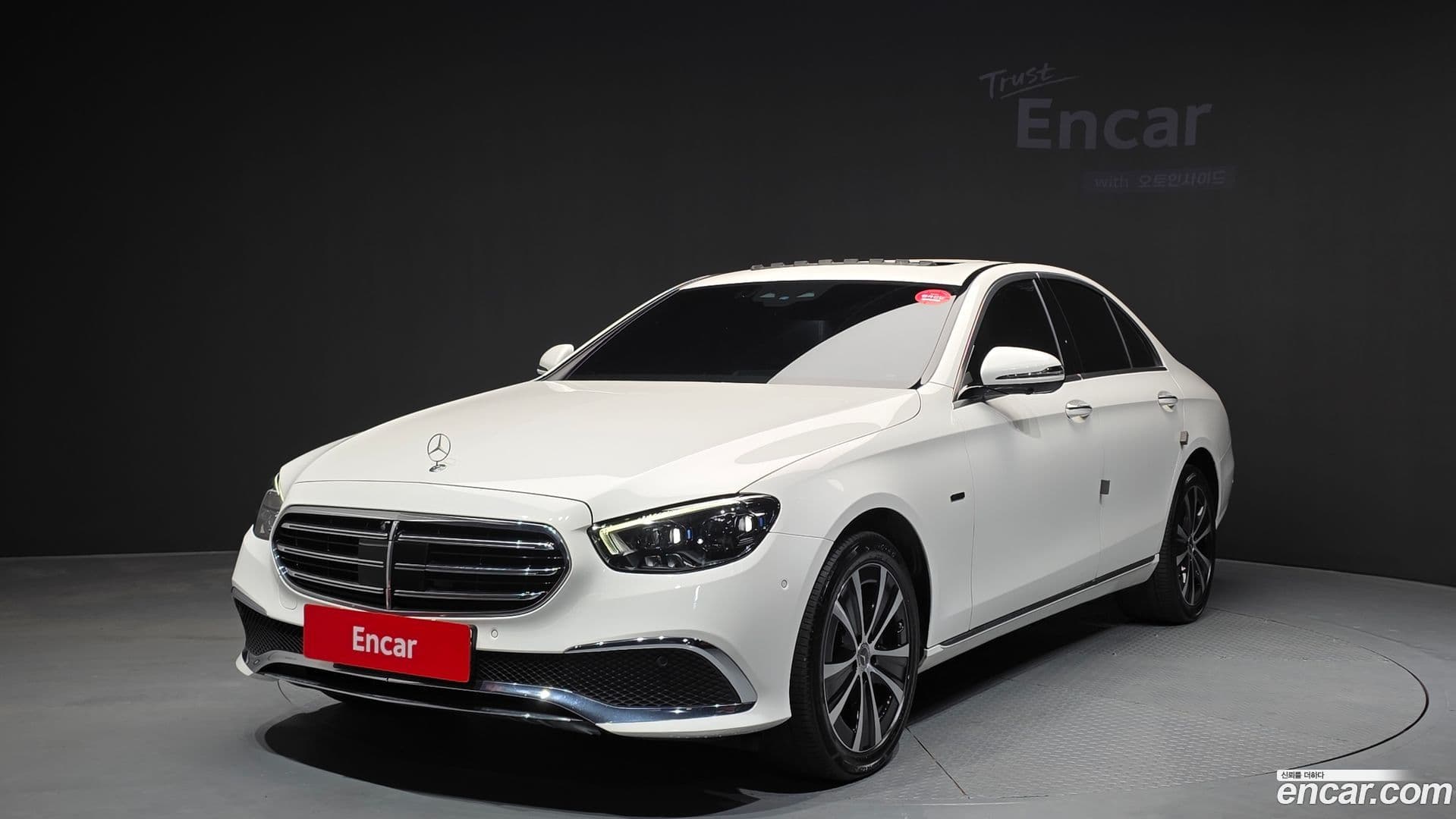 Main__Slider__Photo:E-Class Mercedes-Benz 2021.1-0
