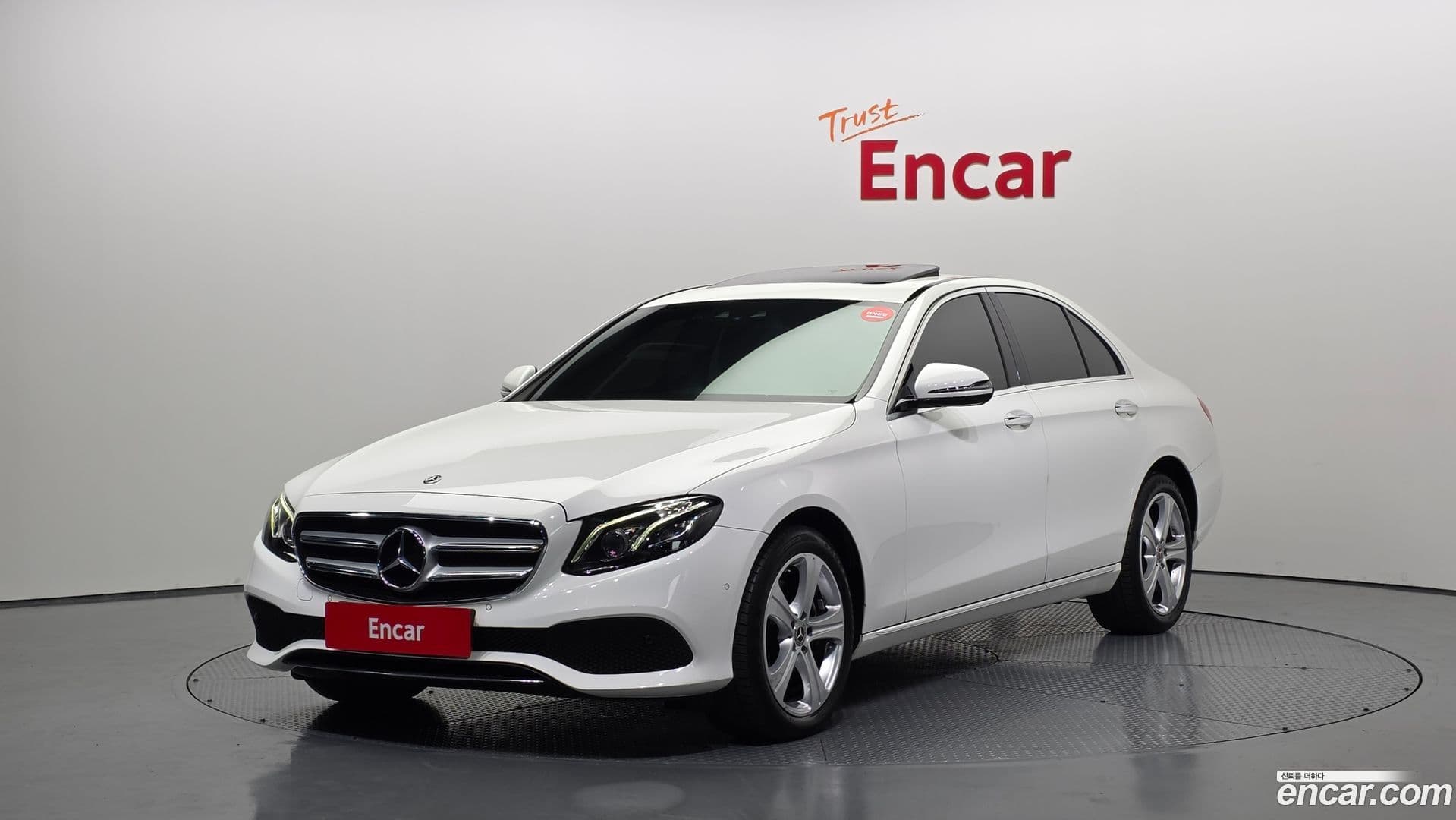 Main__Slider__Photo:E-Class Mercedes-Benz 2018.7-0