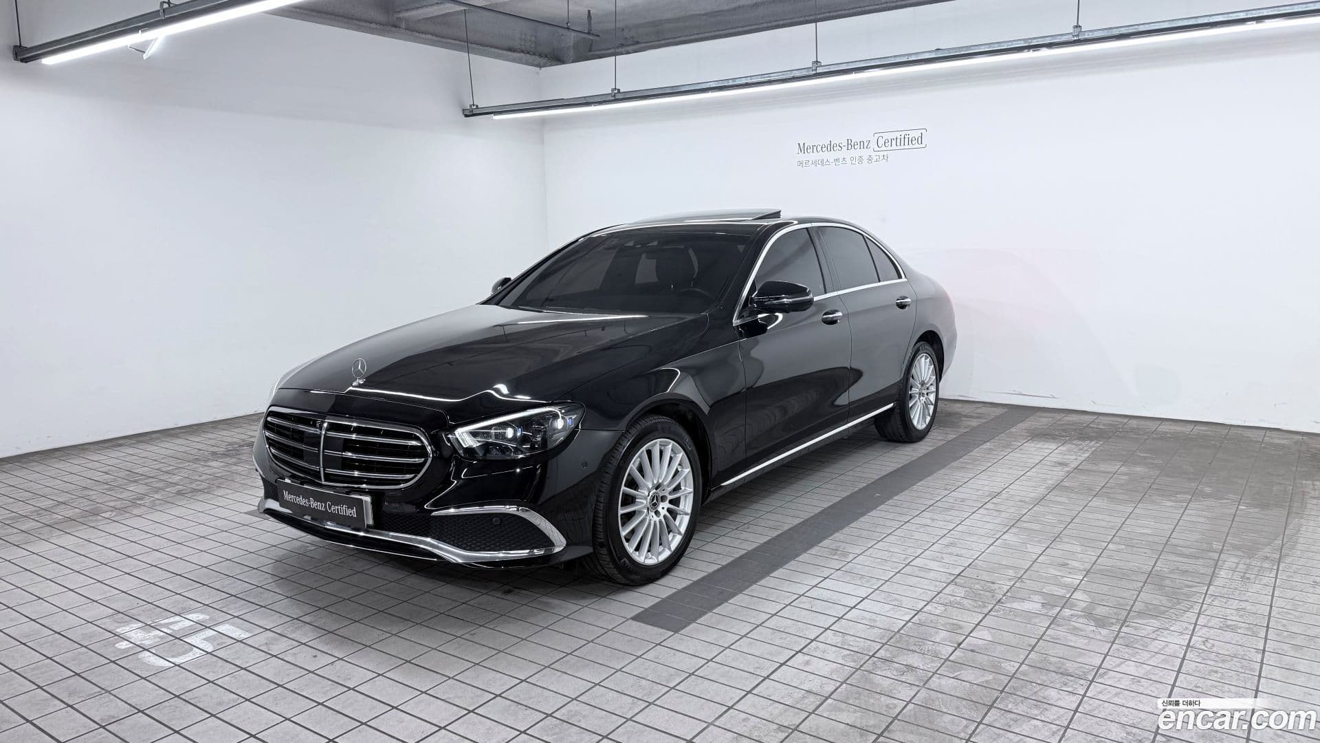 Main__Slider__Photo:E-Class Mercedes-Benz 2023.0-0