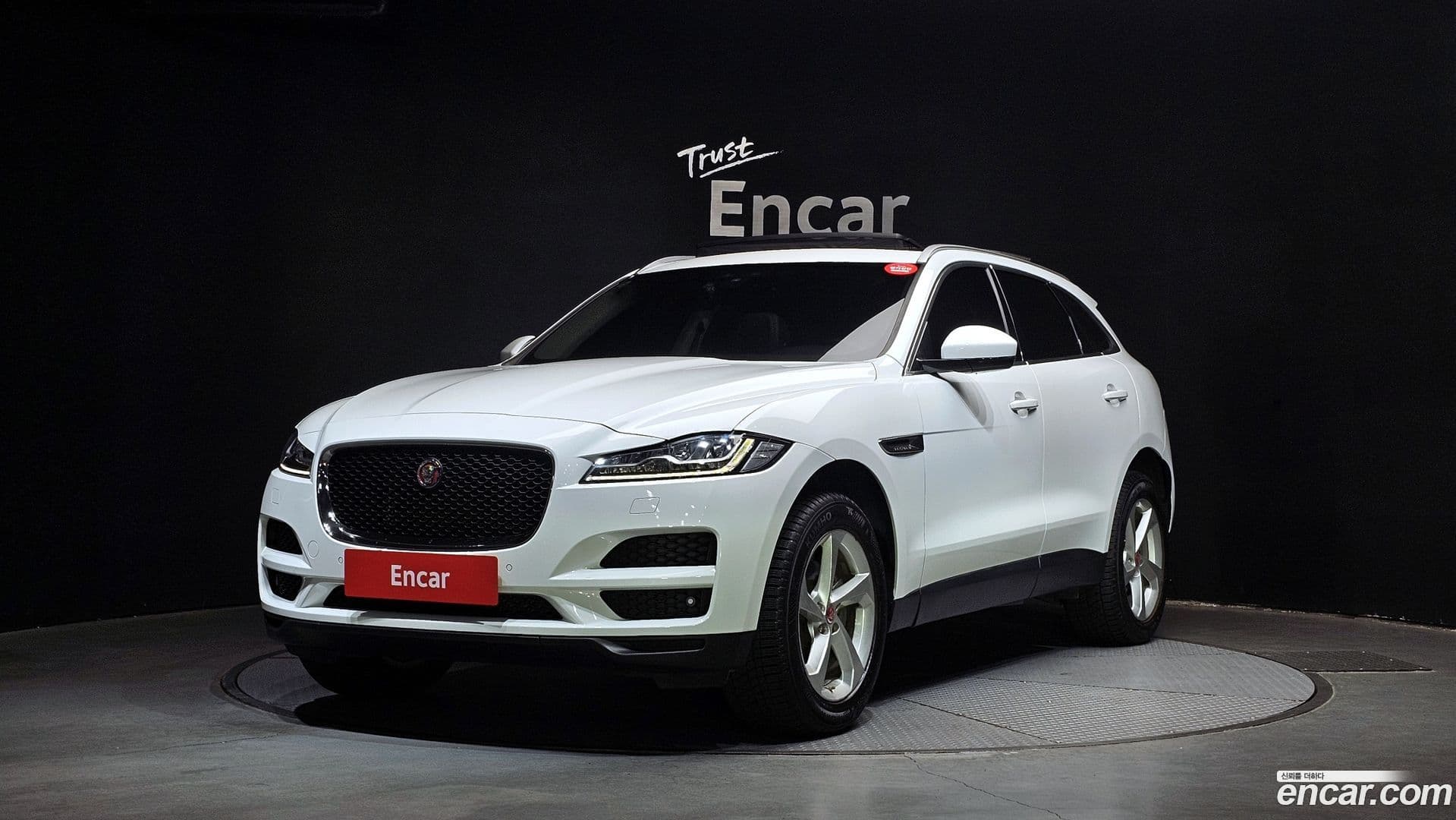 Main__Slider__Photo:F-PACE Jaguar 2019.11-0