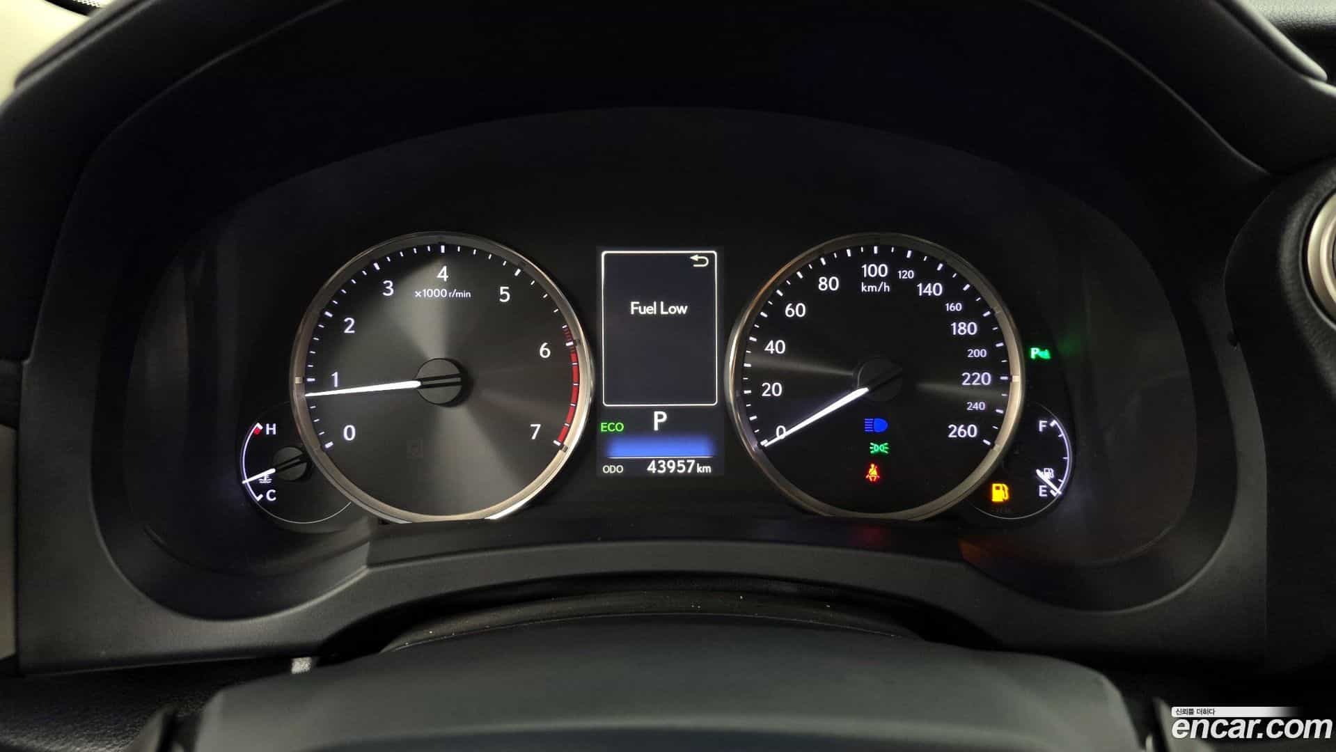 IS Lexus 2017.6-INNER-008